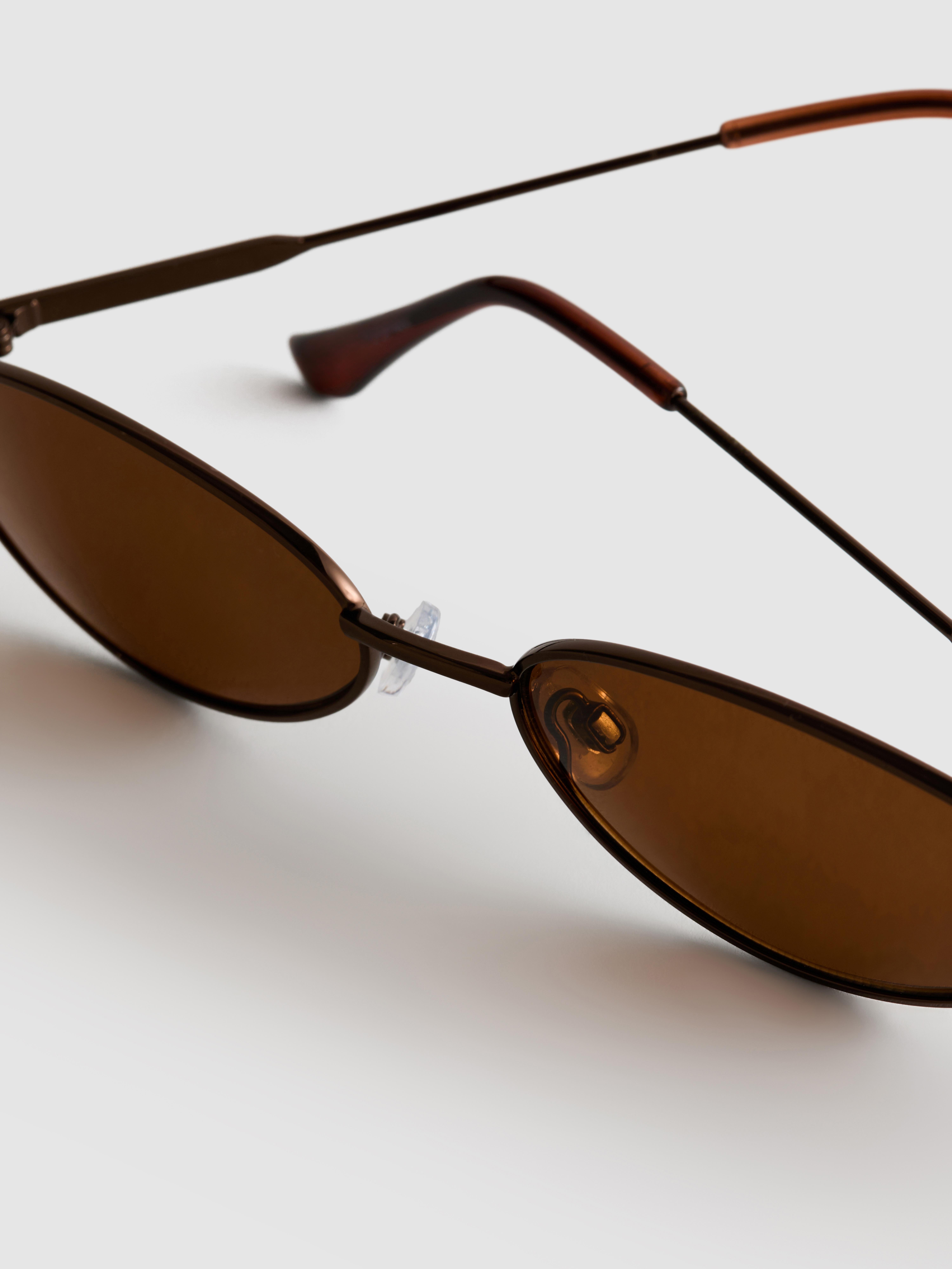 Gafas de sol ovaladas estilo años 90