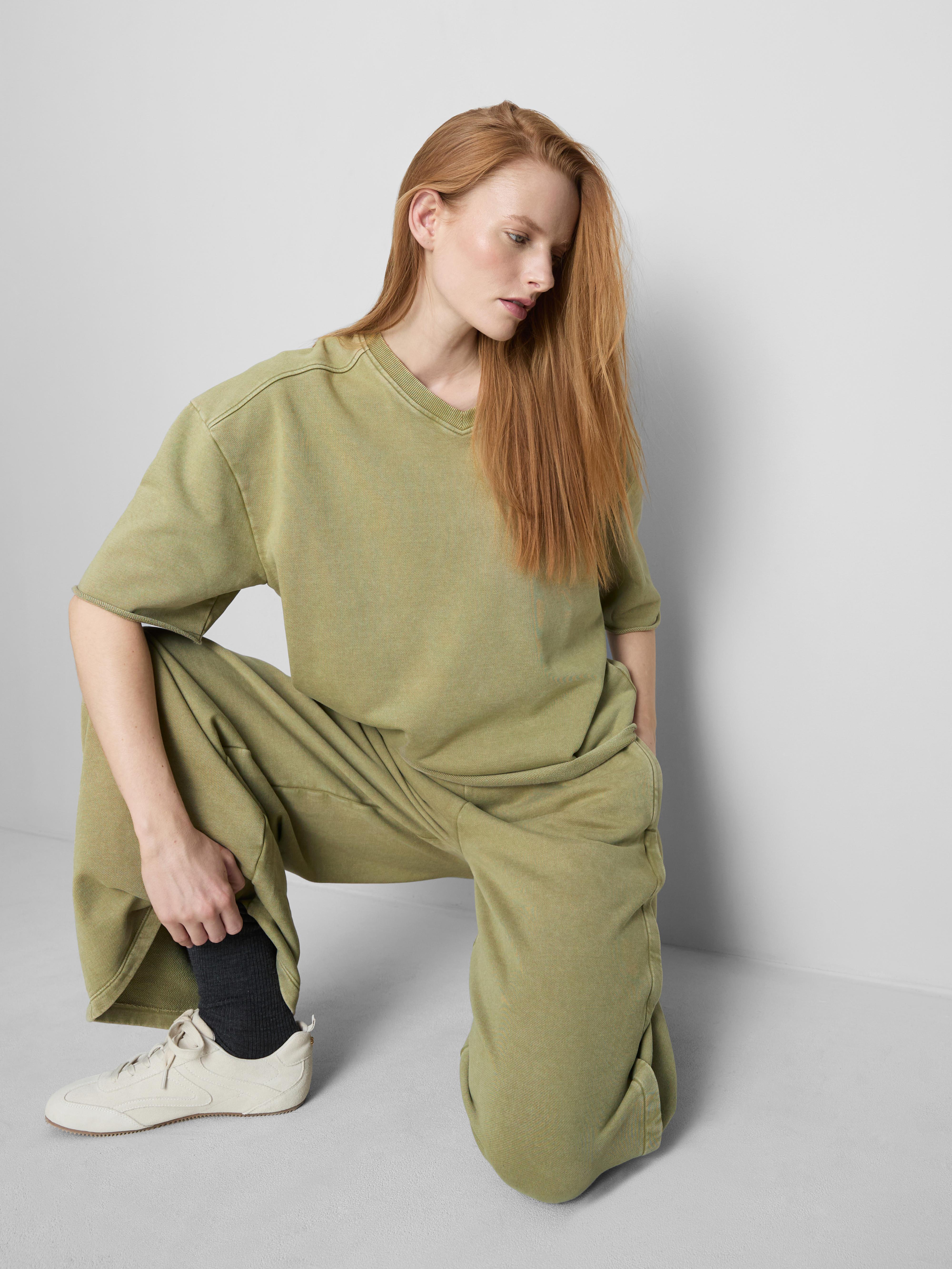 T-shirt detalhe costura decote em V quadrada