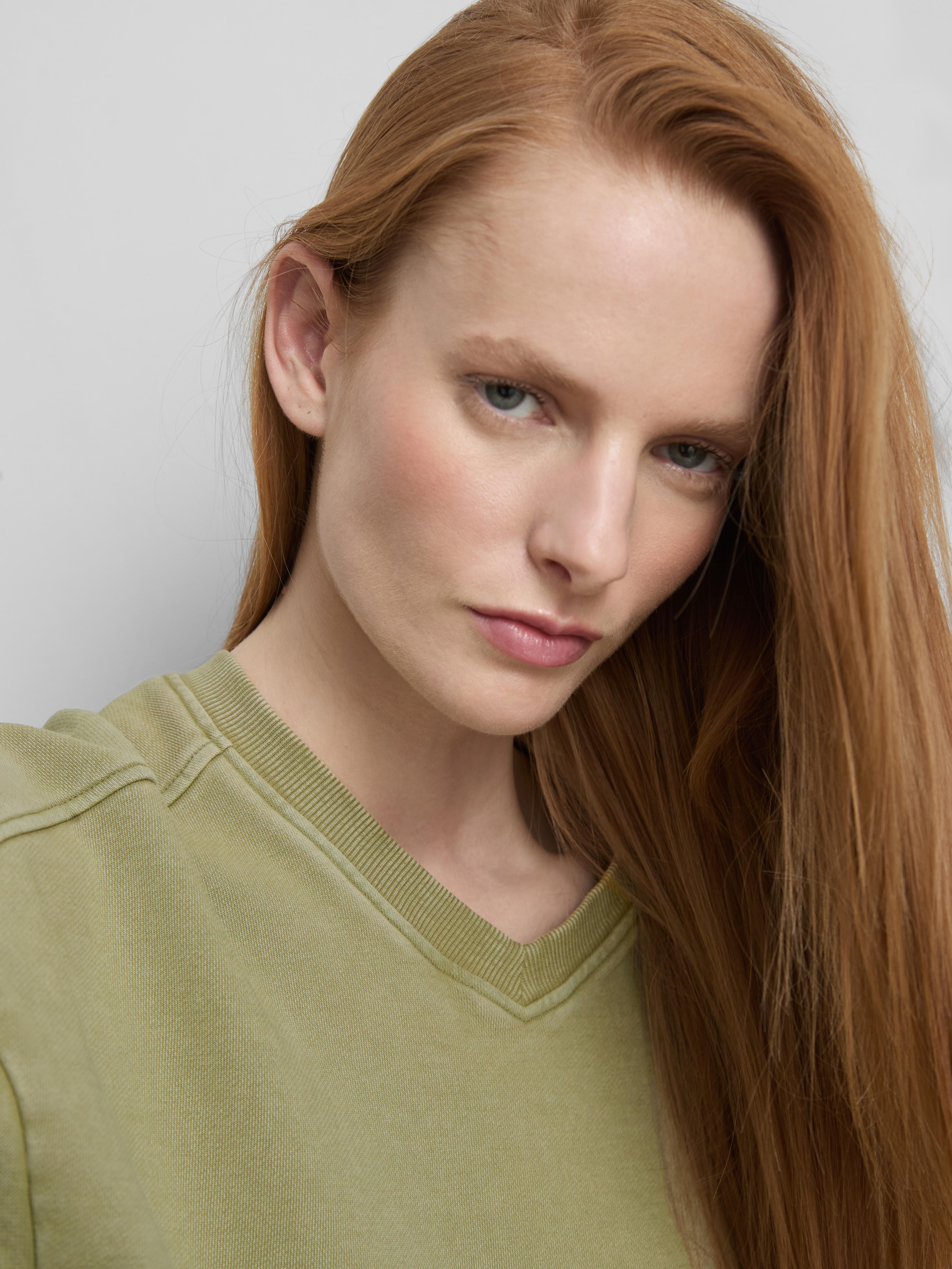 T-shirt detalhe costura decote em V quadrada