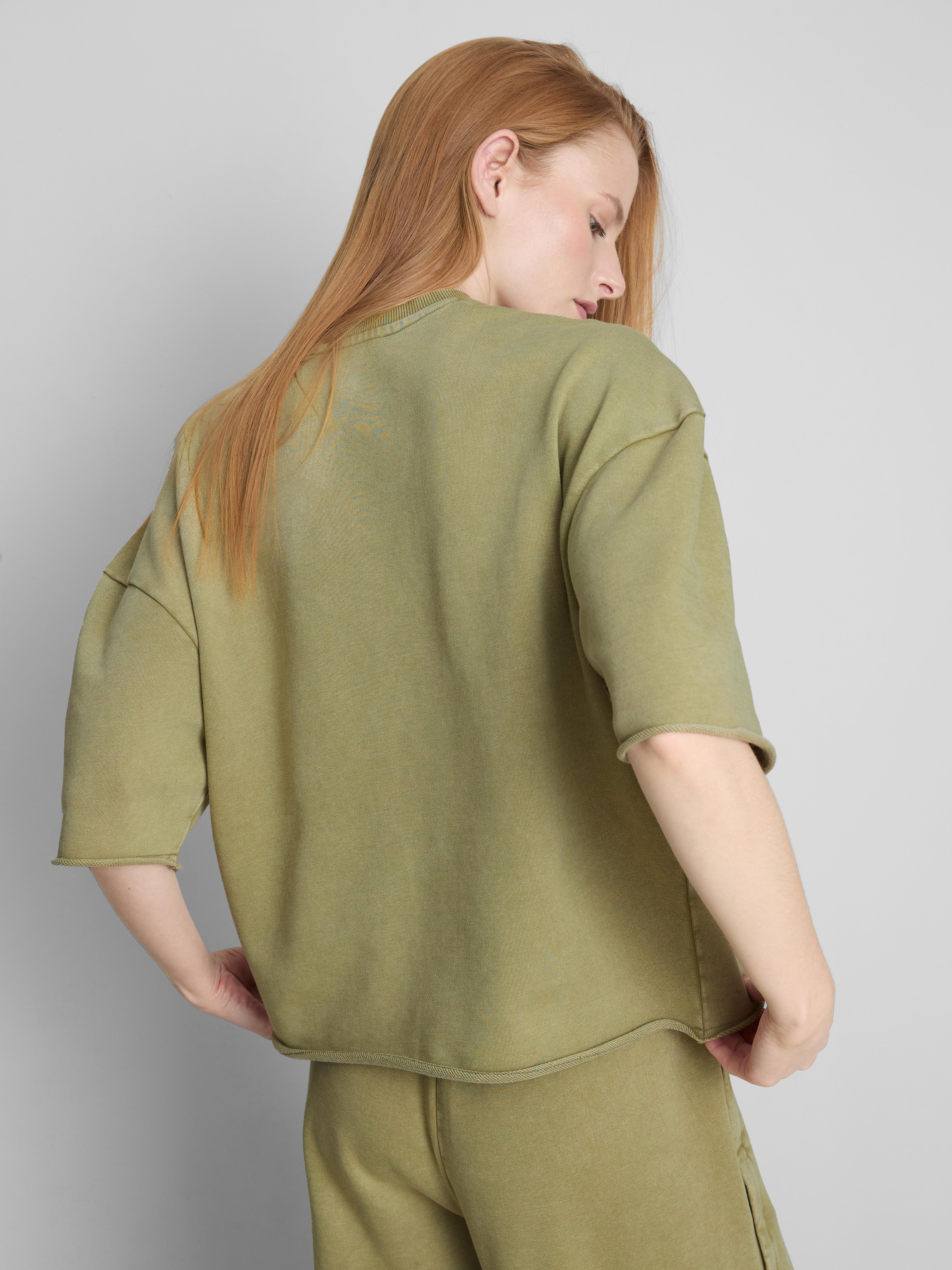 T-shirt detalhe costura decote em V quadrada