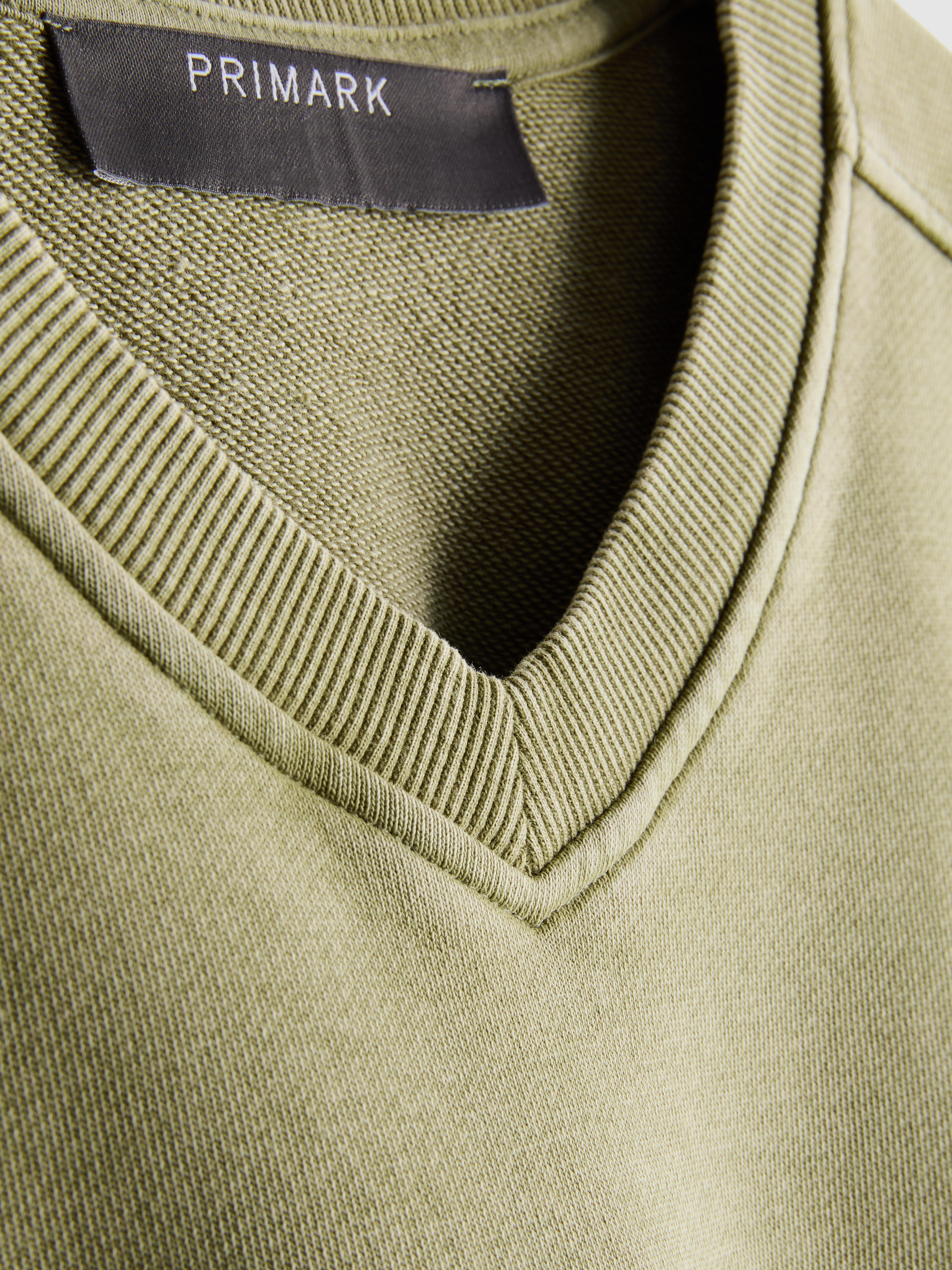 T-shirt detalhe costura decote em V quadrada