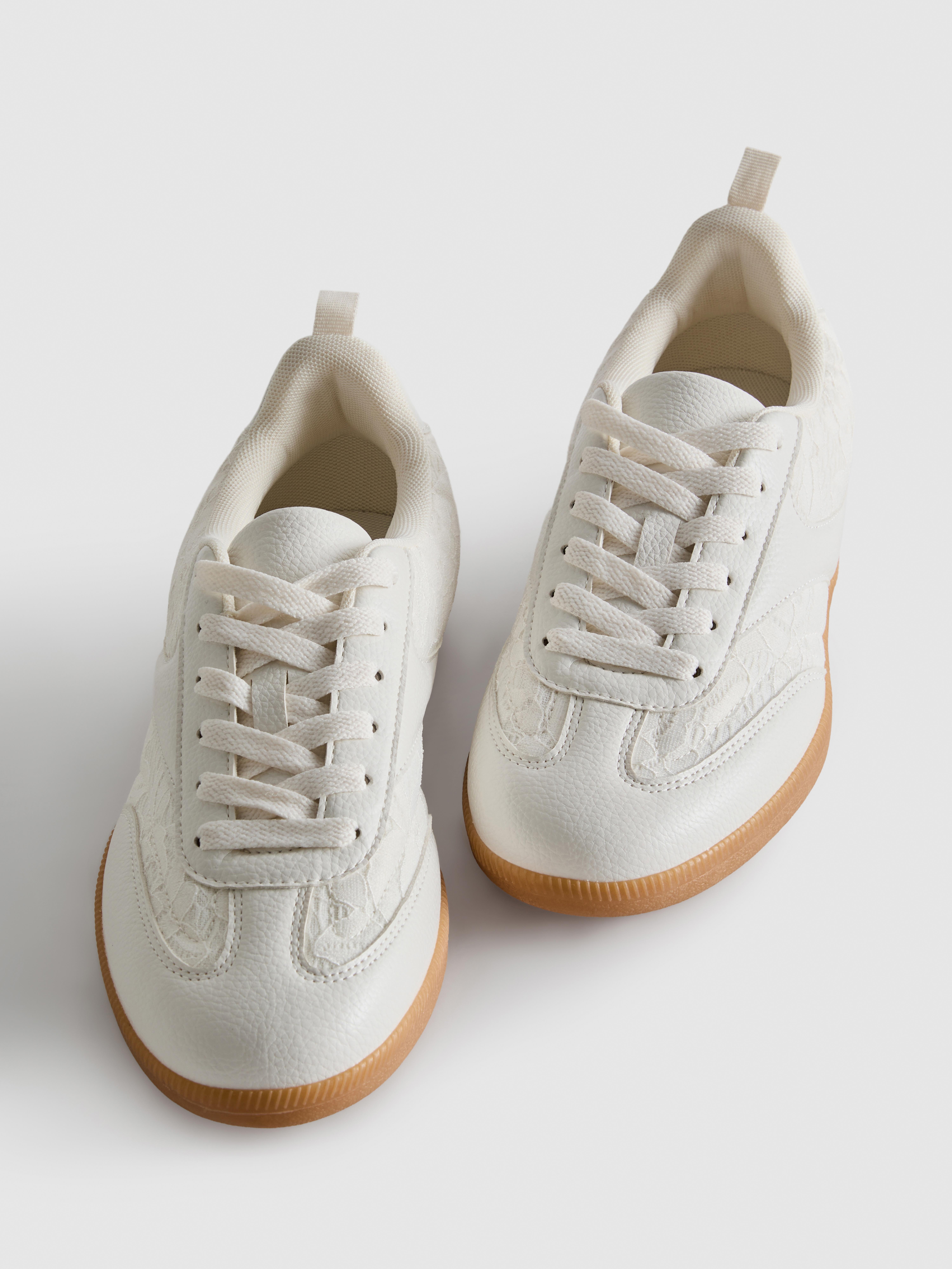 Low-Top-Sneaker mit Gummisohle und Spitzeneinsätzen