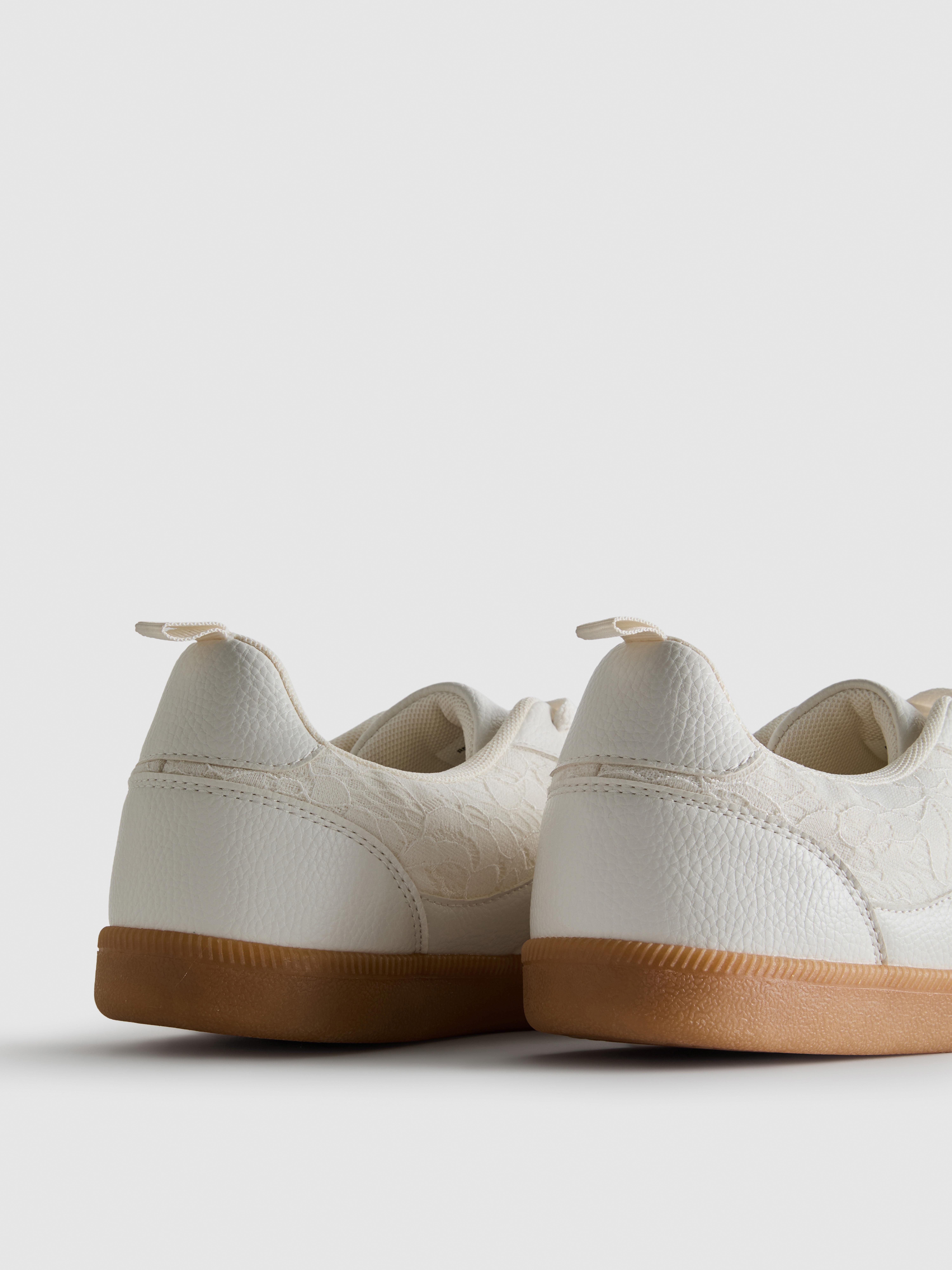 Low-Top-Sneaker mit Gummisohle und Spitzeneinsätzen