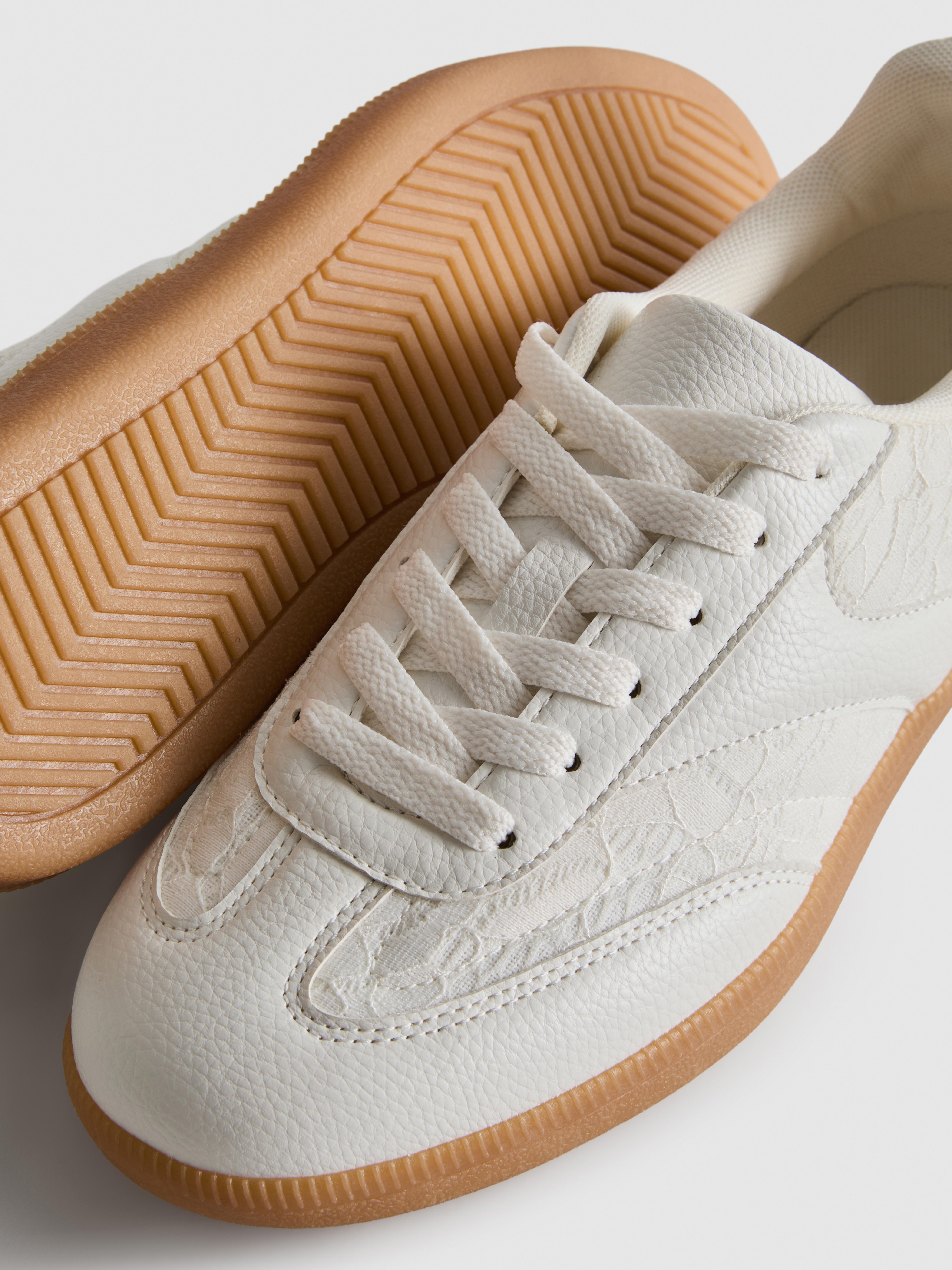 Low-Top-Sneaker mit Gummisohle und Spitzeneinsätzen