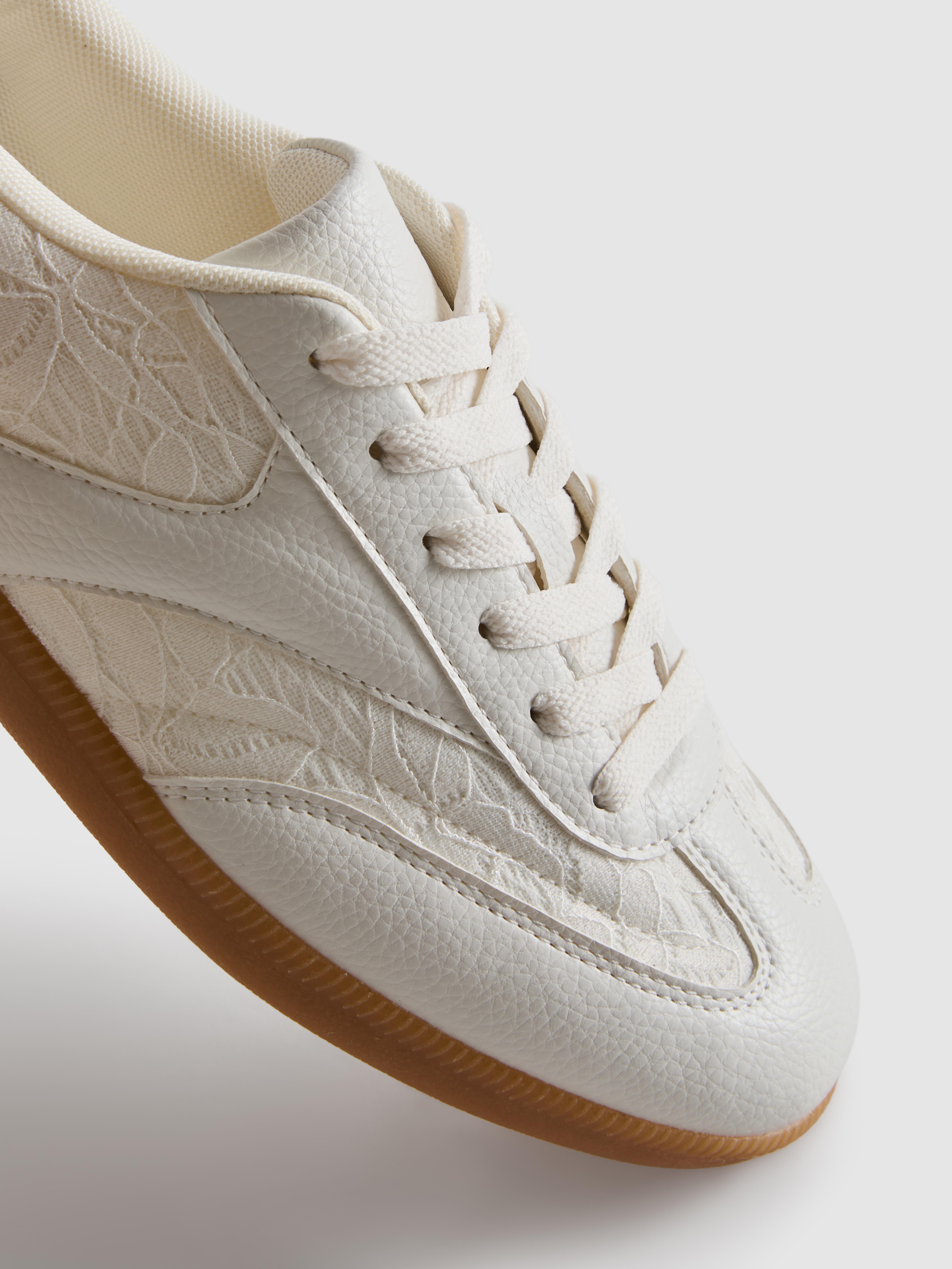 Low-Top-Sneaker mit Gummisohle und Spitzeneinsätzen