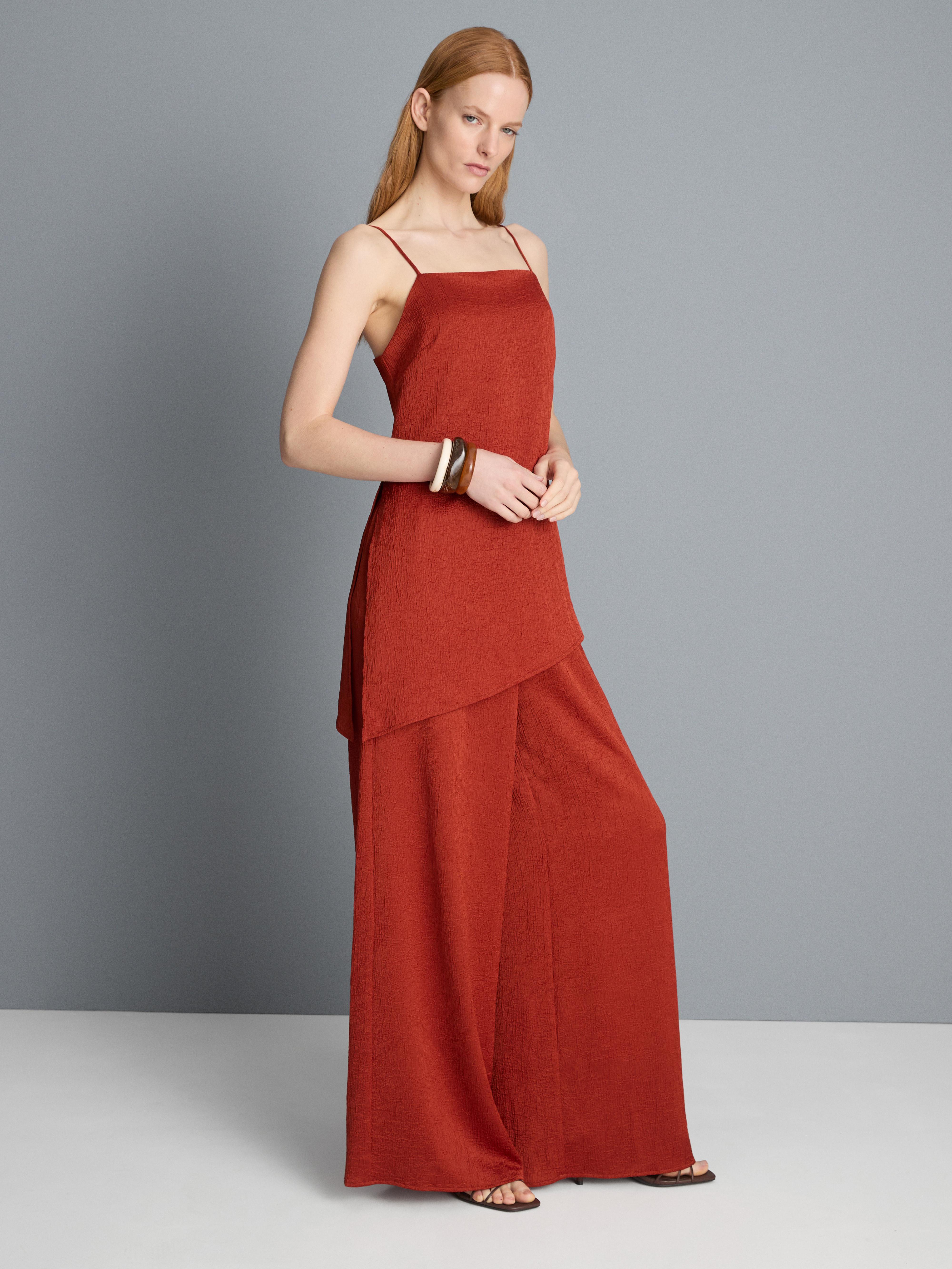 Satijnen hemdje met lange mouwen en textuur