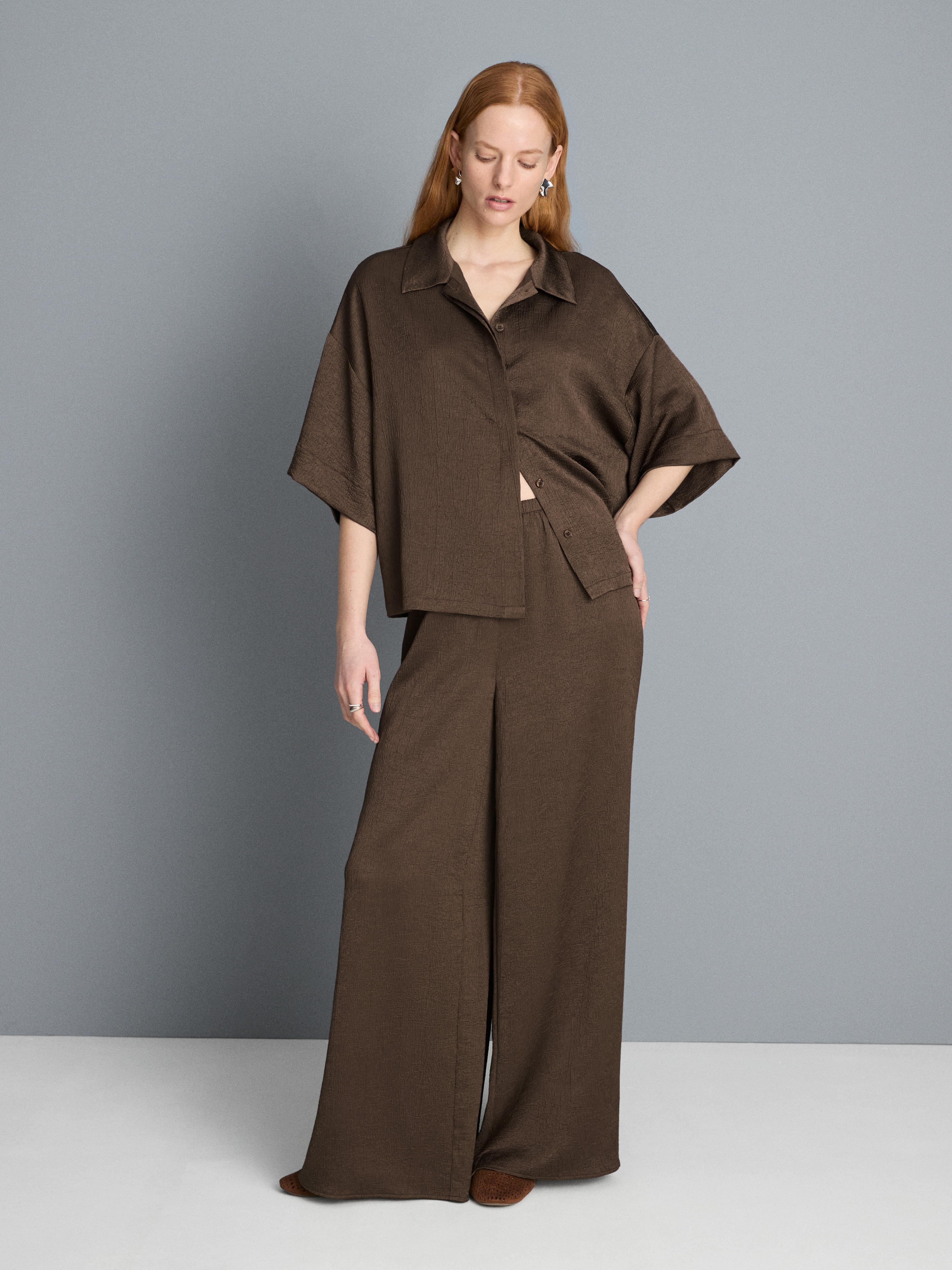 Texturované saténové kalhoty s rovnými nohavicemi