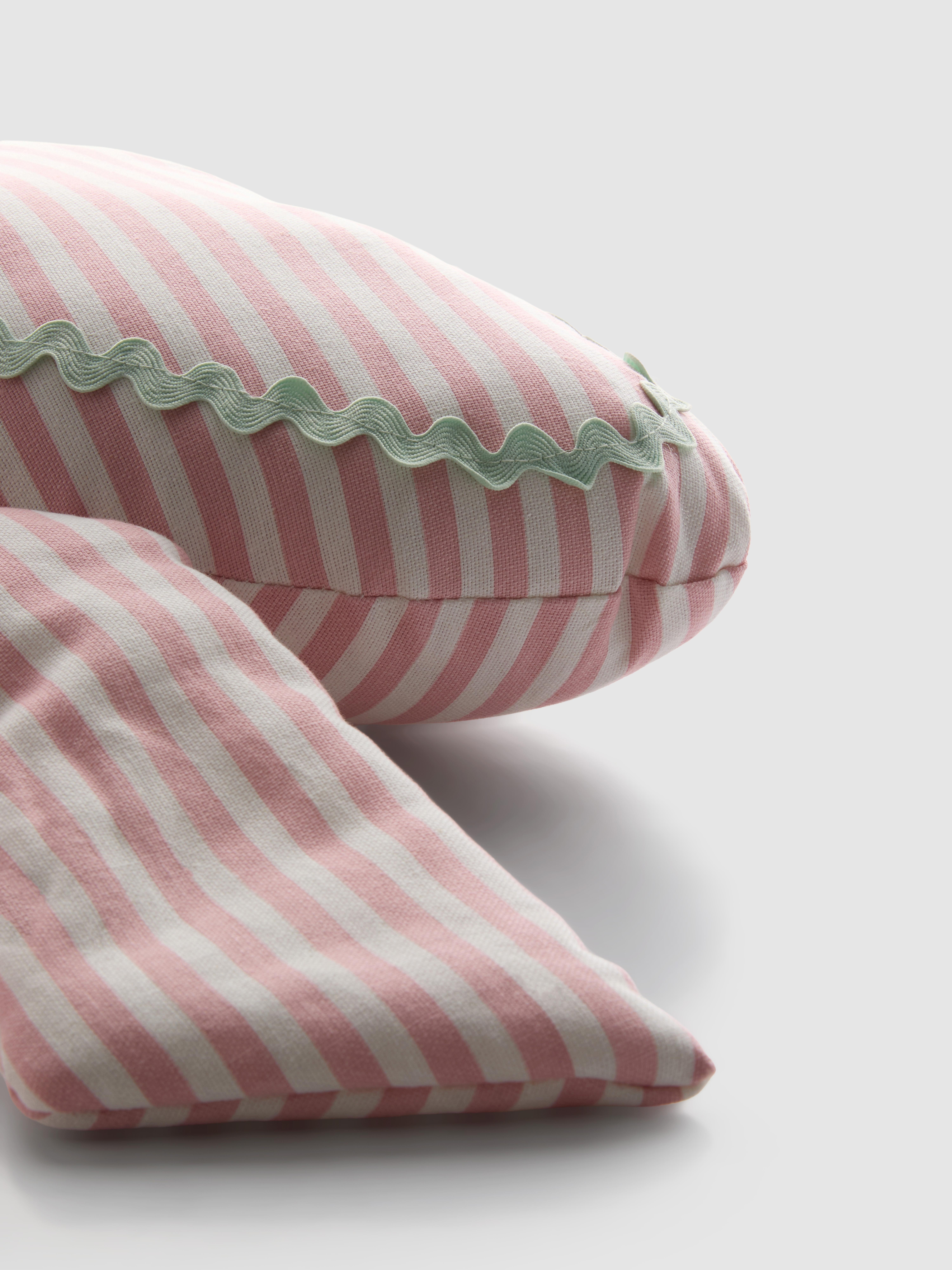 Strikvormig kussen met zigzagbies