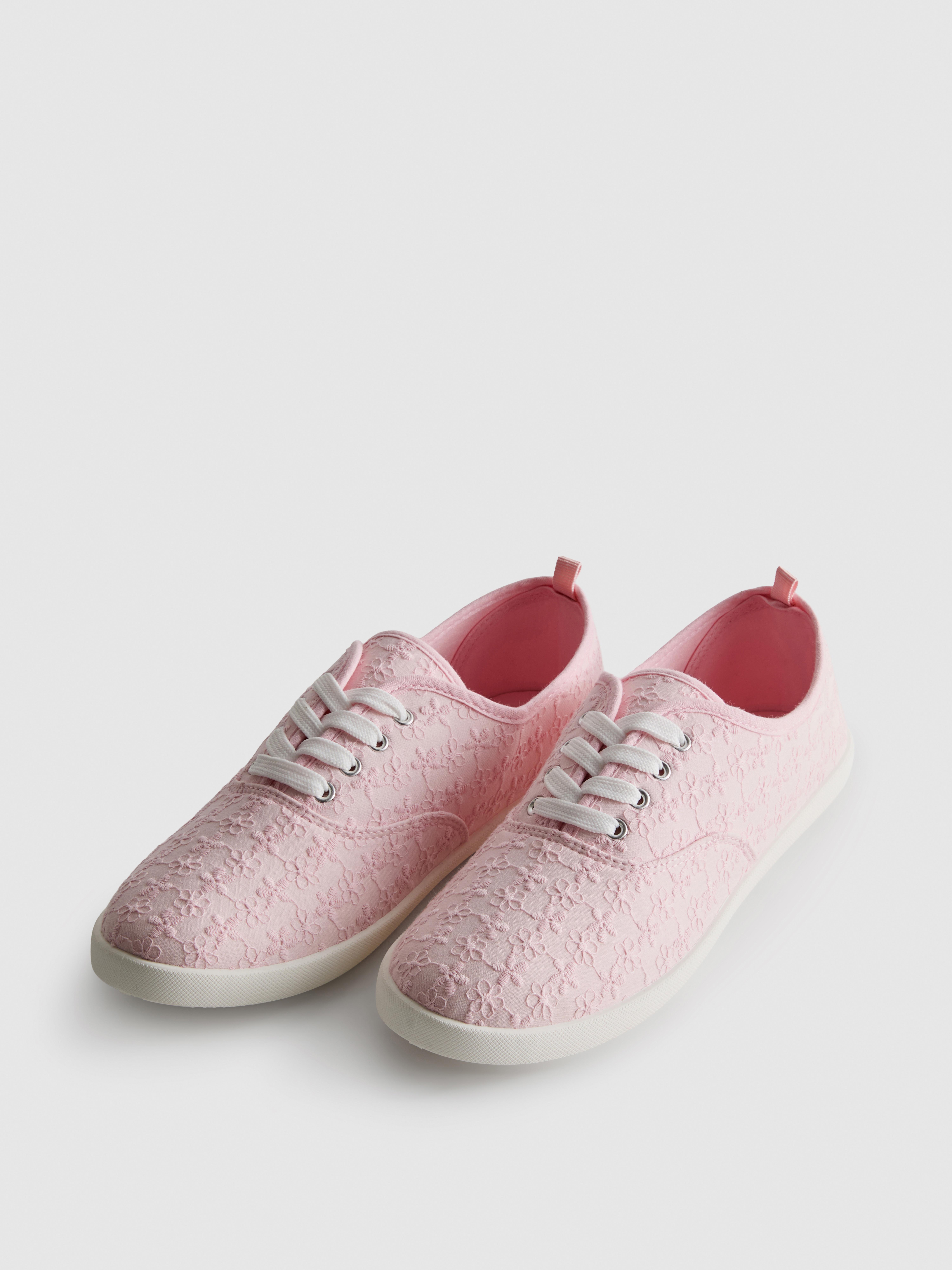 Baskets en broderie anglaise