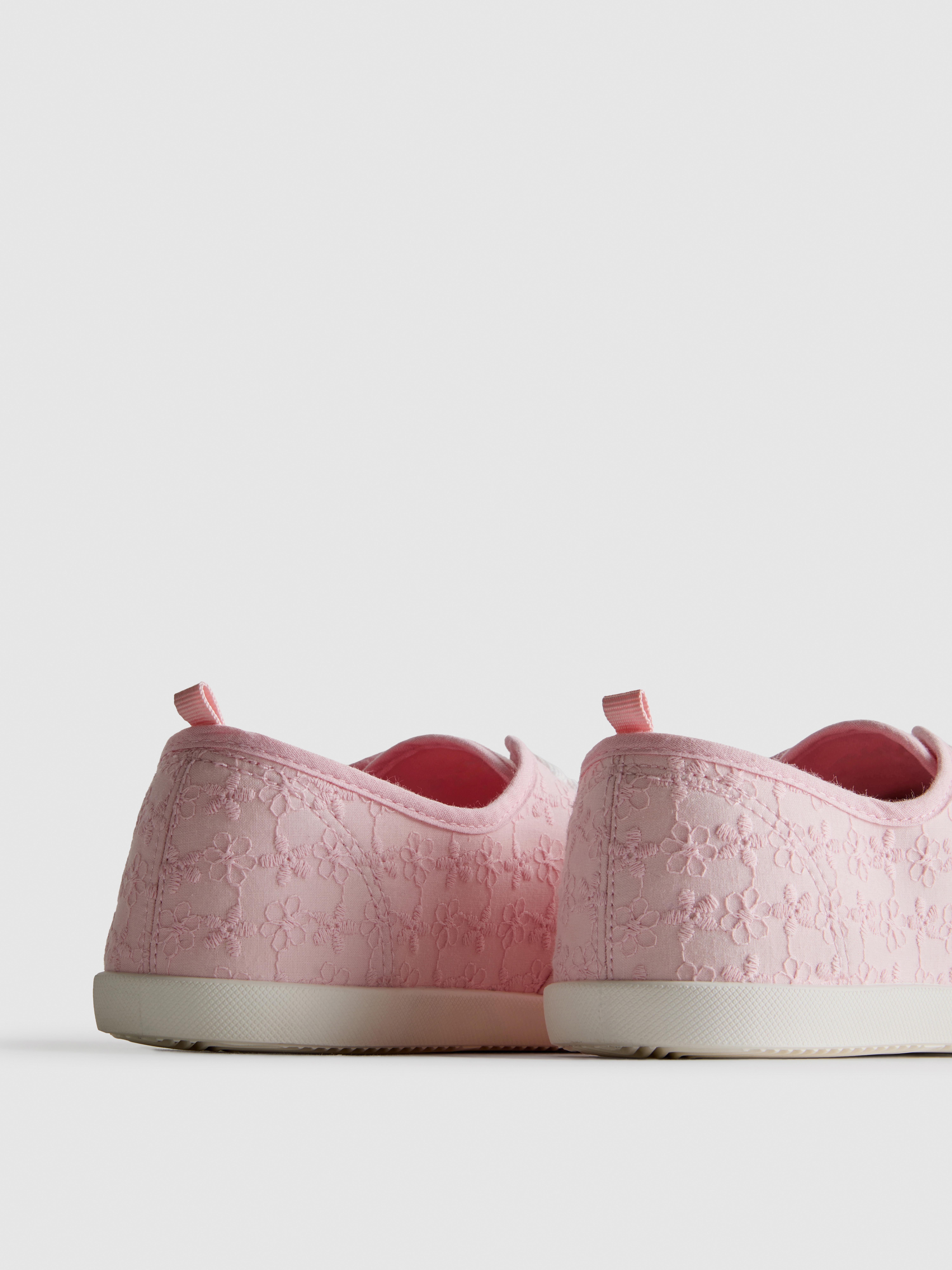 Baskets en broderie anglaise