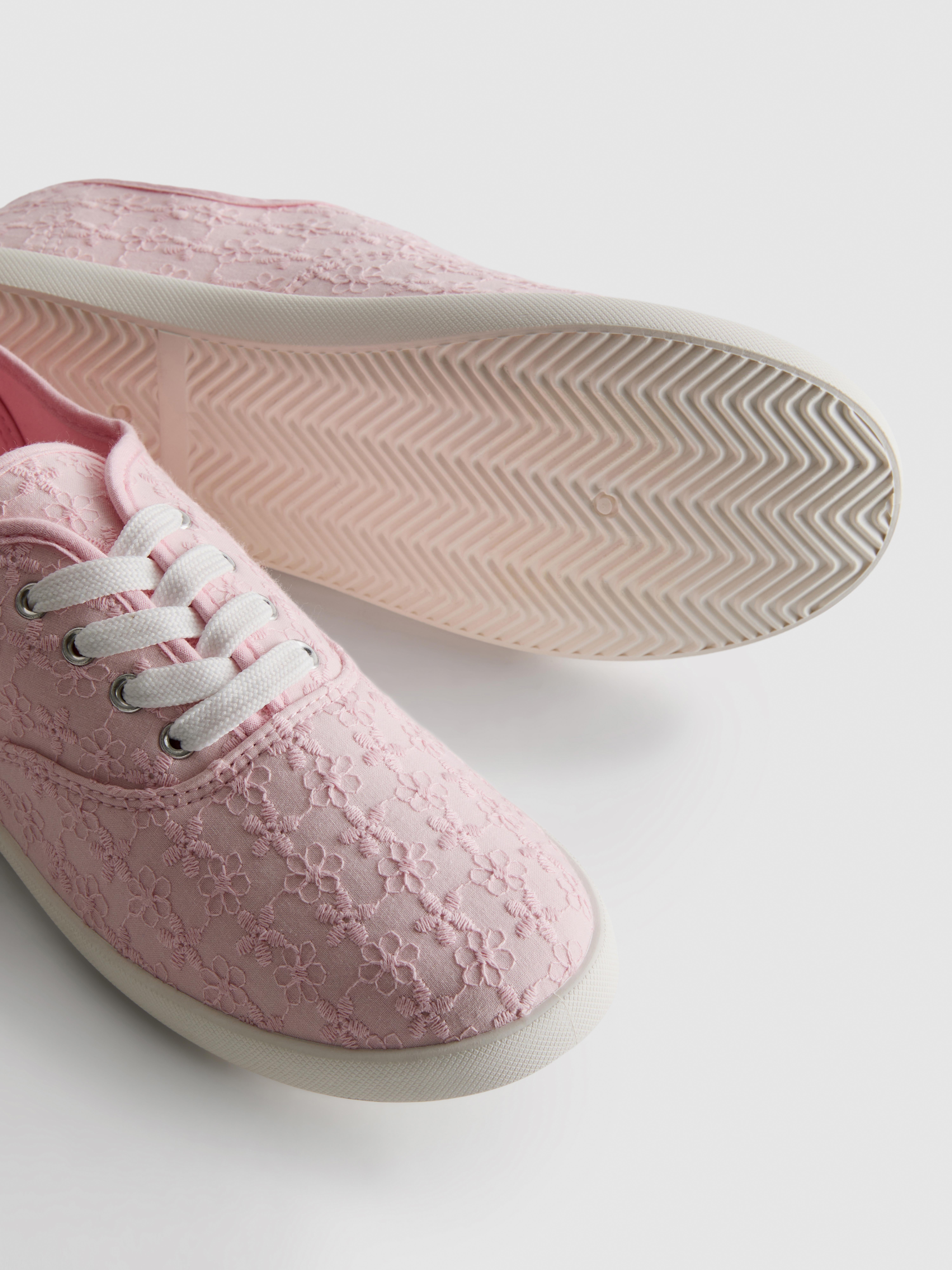 Baskets en broderie anglaise