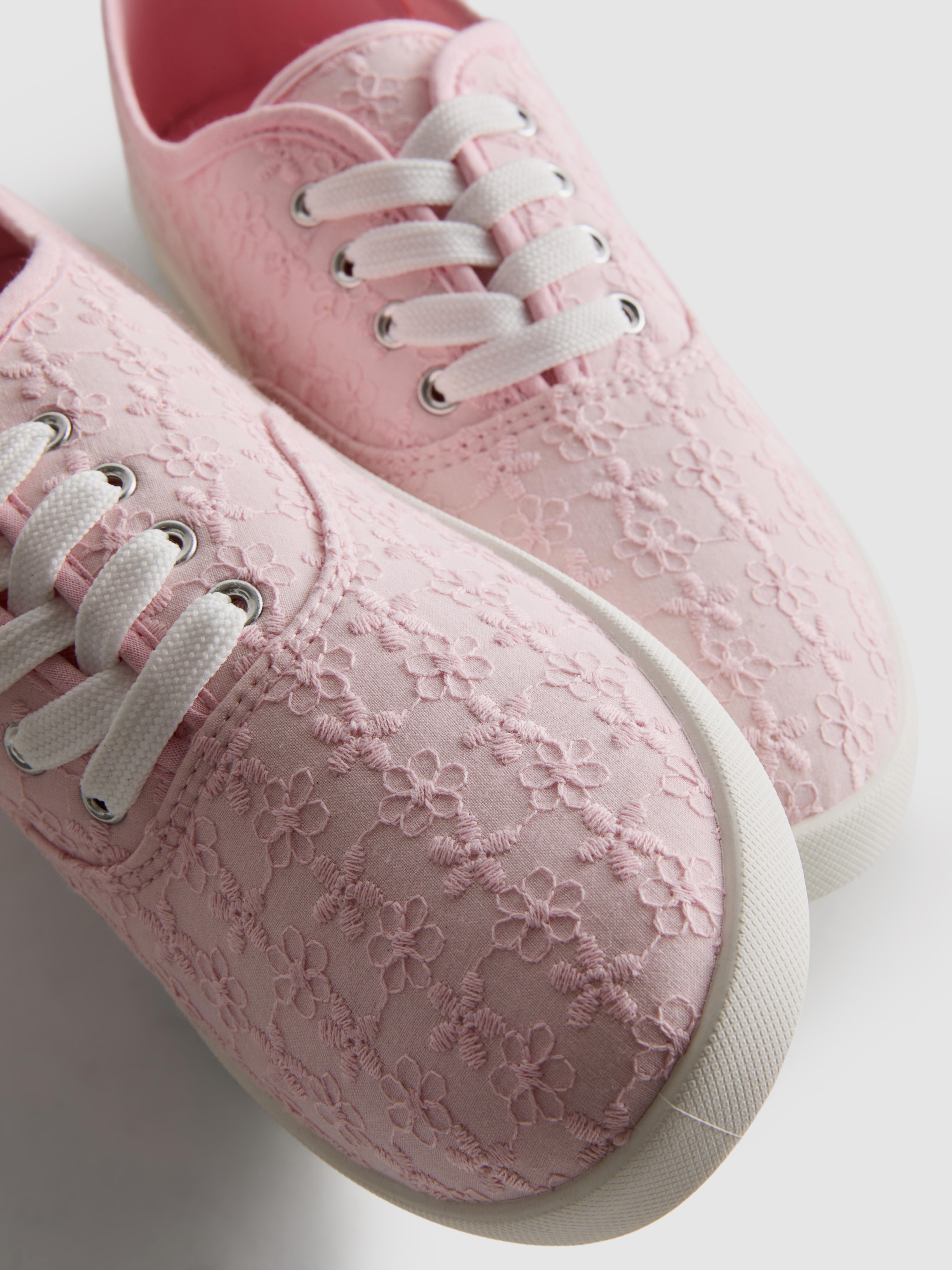 Baskets en broderie anglaise