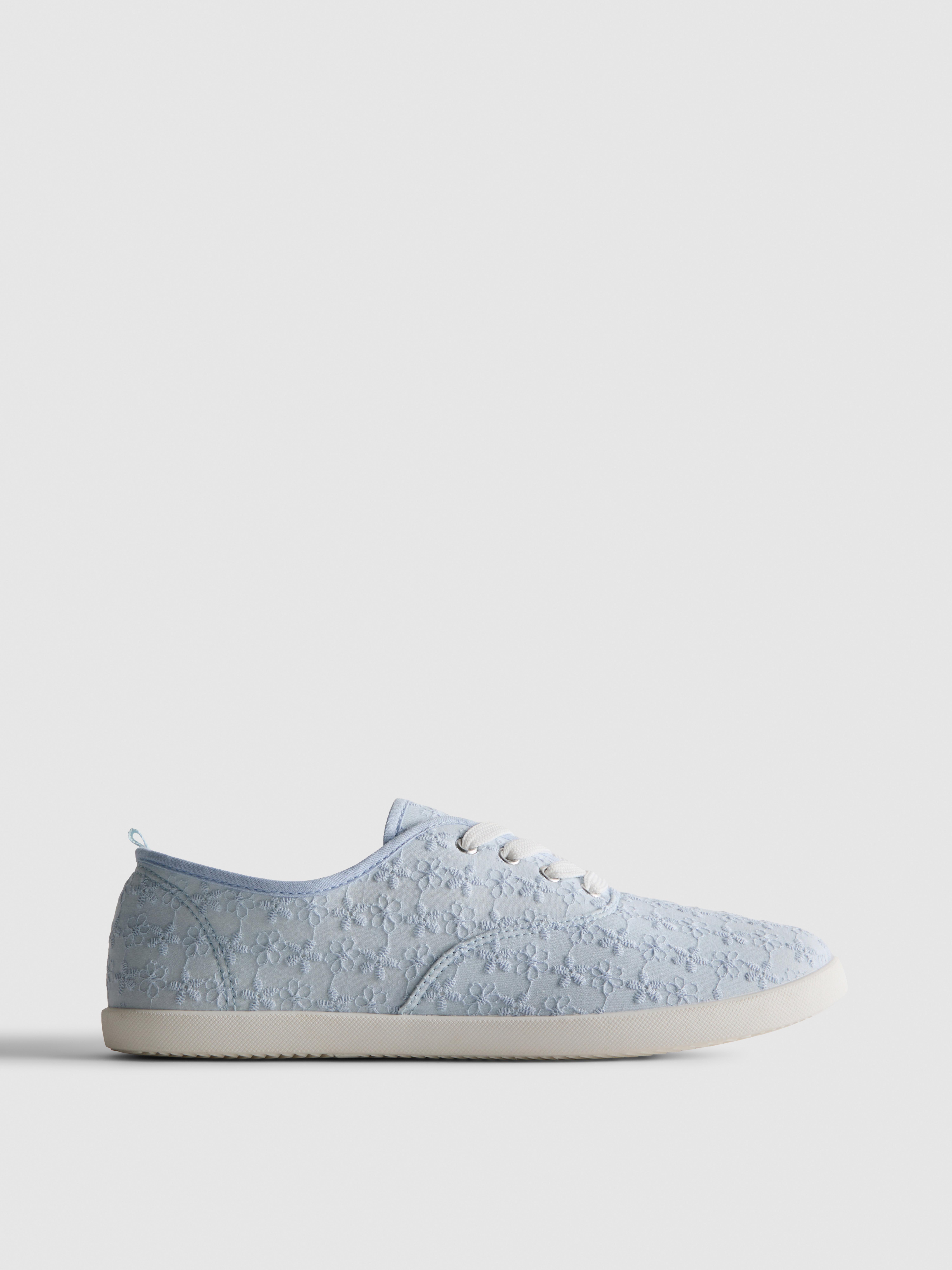 Baskets en broderie anglaise