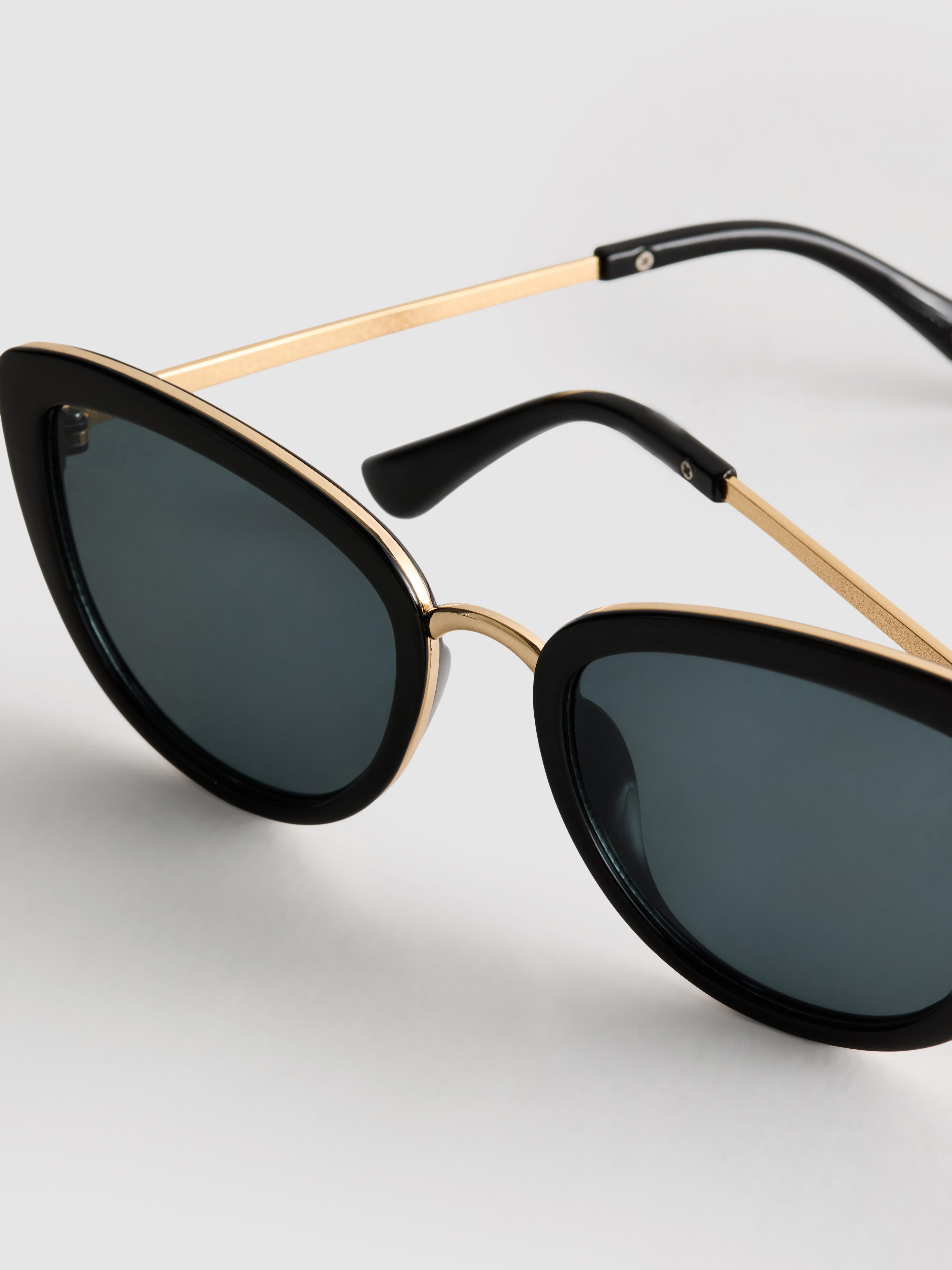 Okulary przeciwsłoneczne w kształcie kociego oka