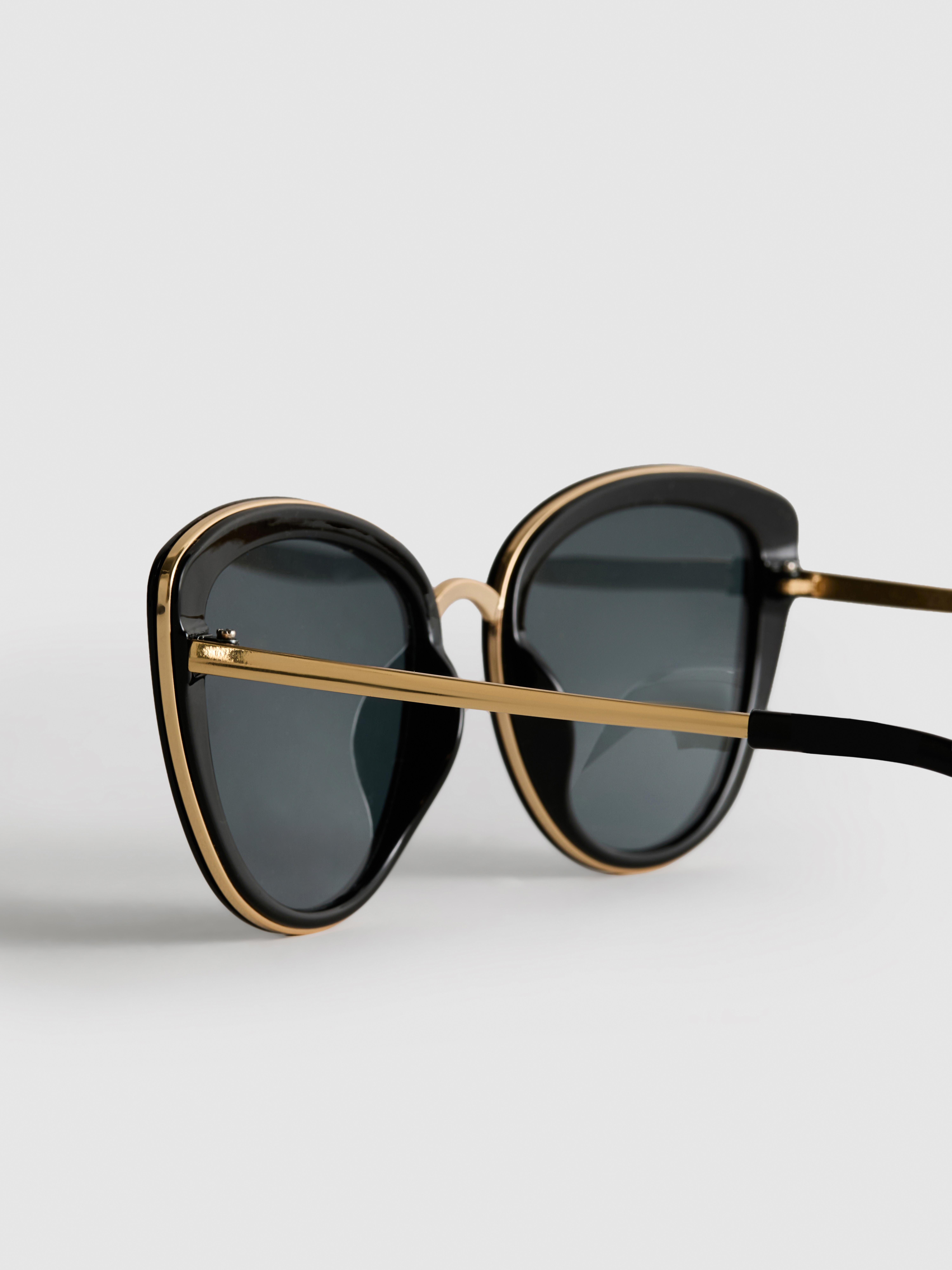 Okulary przeciwsłoneczne w kształcie kociego oka