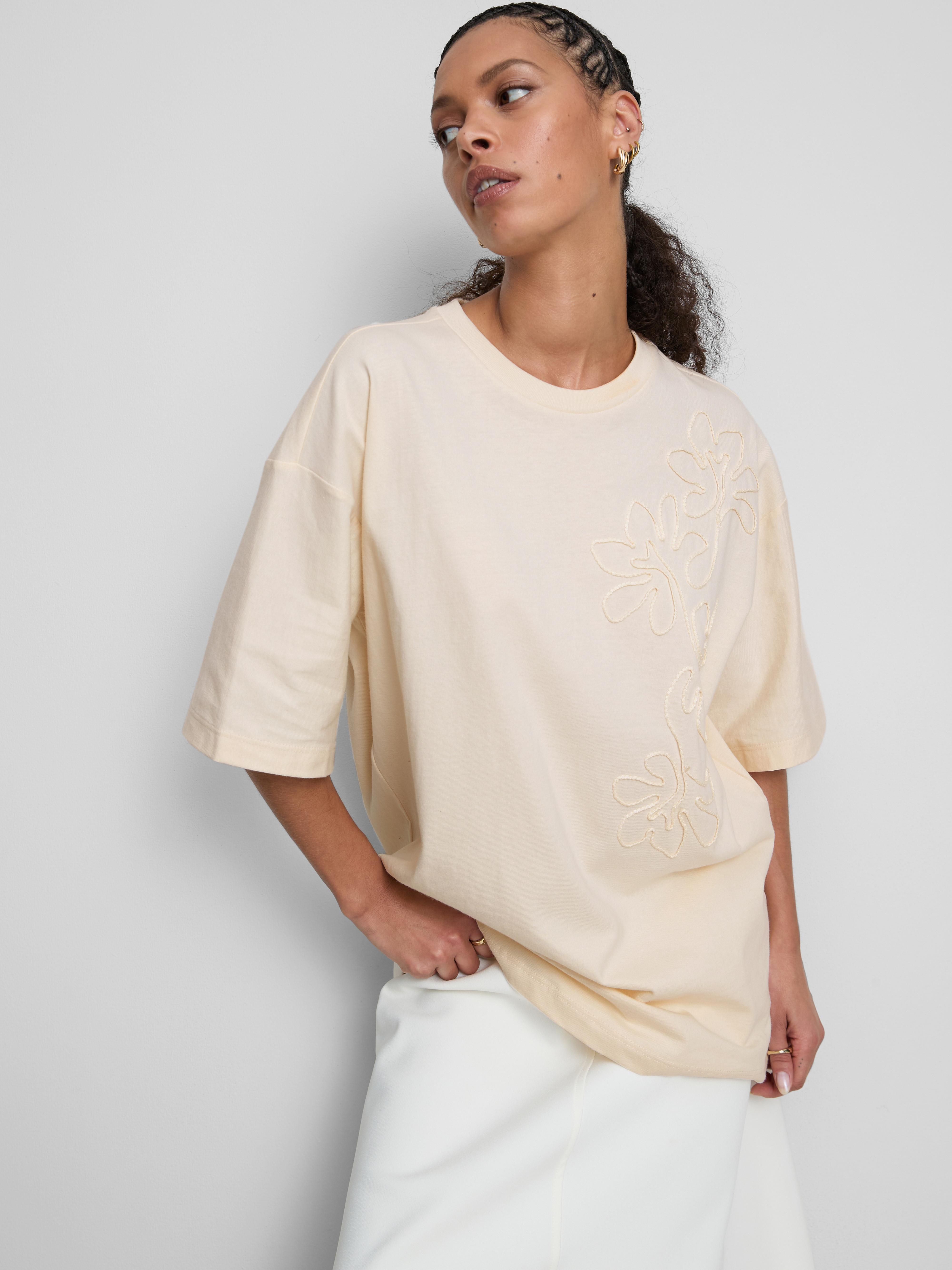 Bawełniany T-shirt z haftem i obniżoną linią ramion