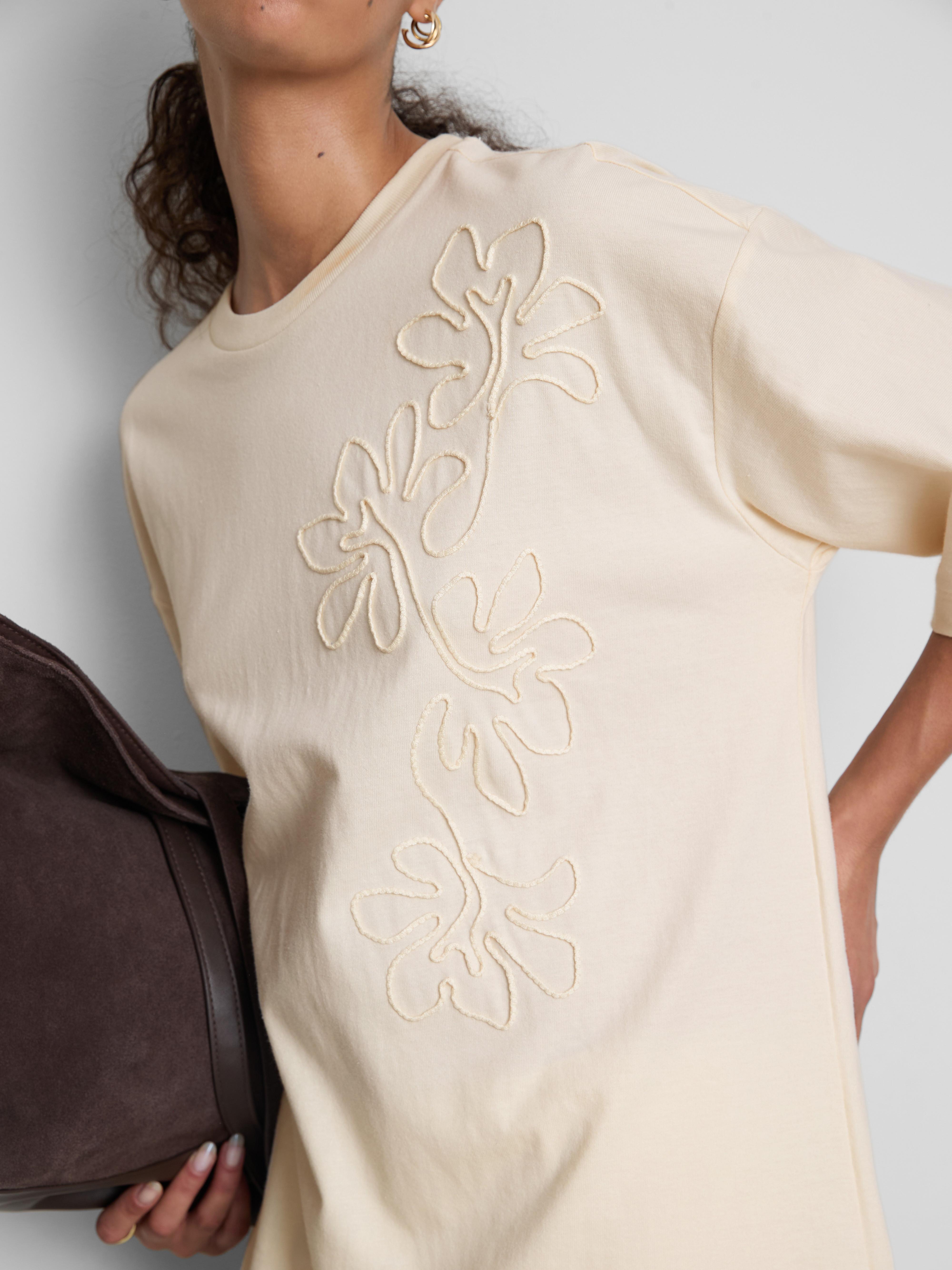 Bawełniany T-shirt z haftem i obniżoną linią ramion