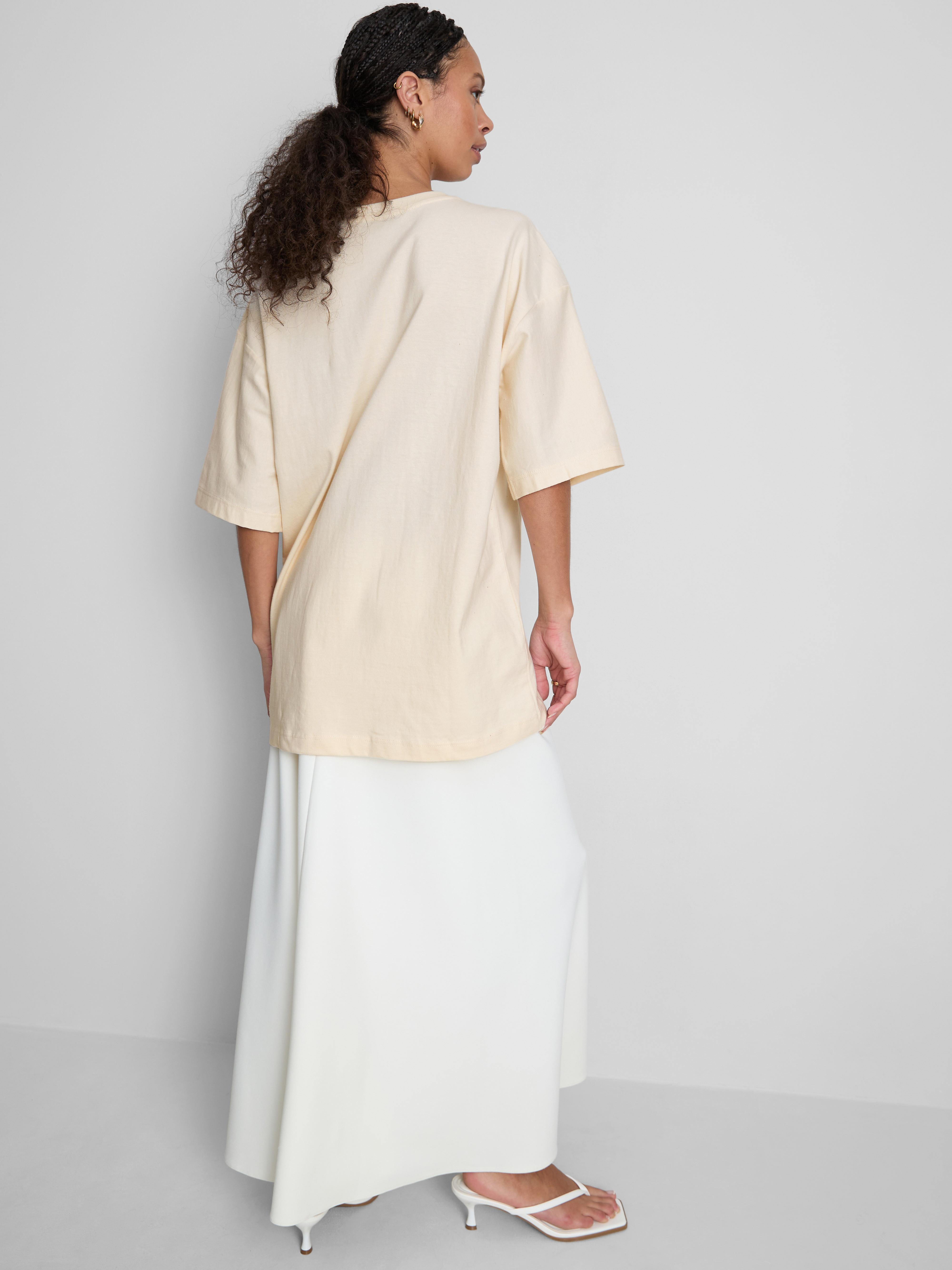 Bawełniany T-shirt z haftem i obniżoną linią ramion