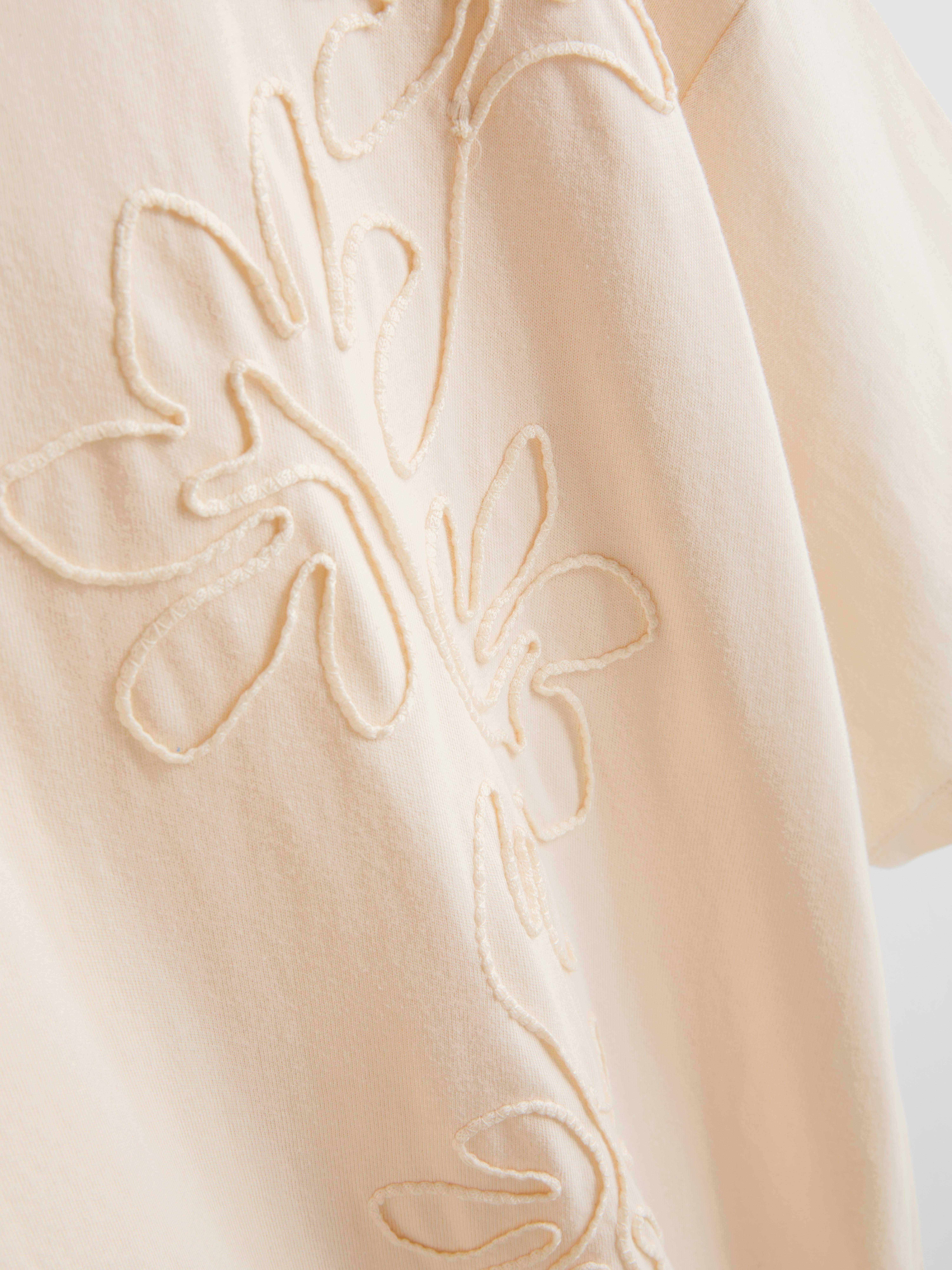 Bawełniany T-shirt z haftem i obniżoną linią ramion