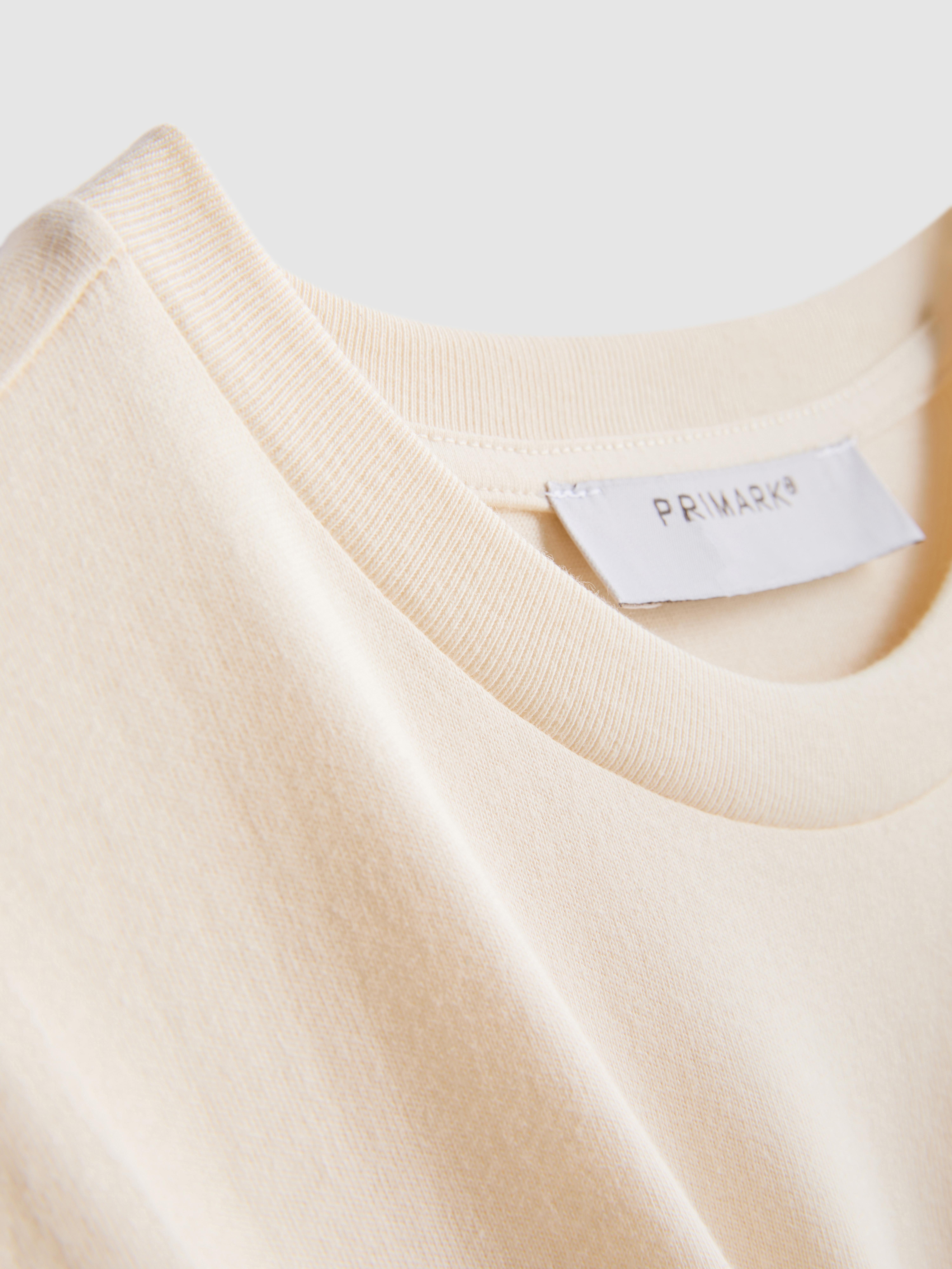 Bawełniany T-shirt z haftem i obniżoną linią ramion