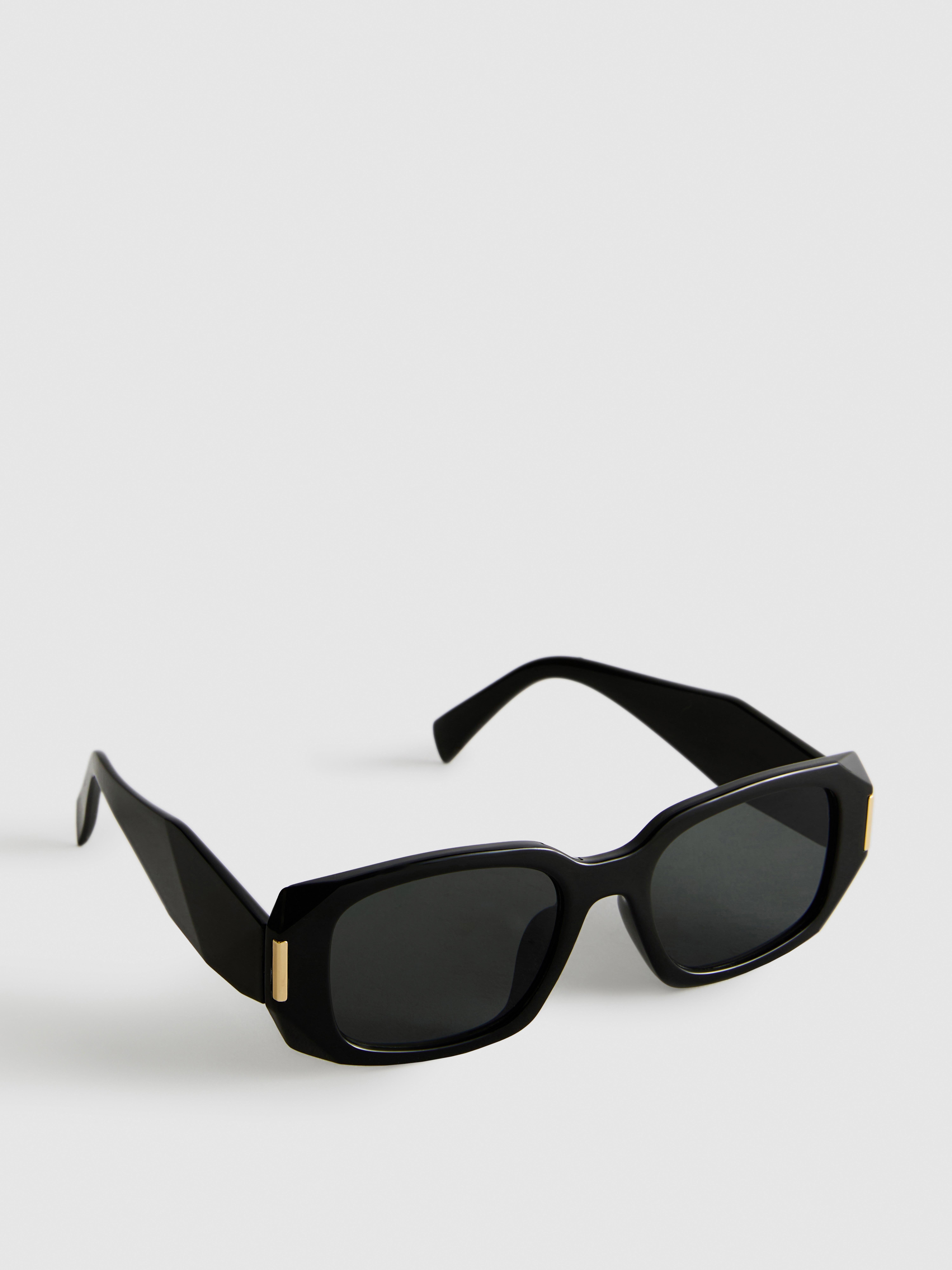 Gafas de sol rectangulares con patillas anguladas