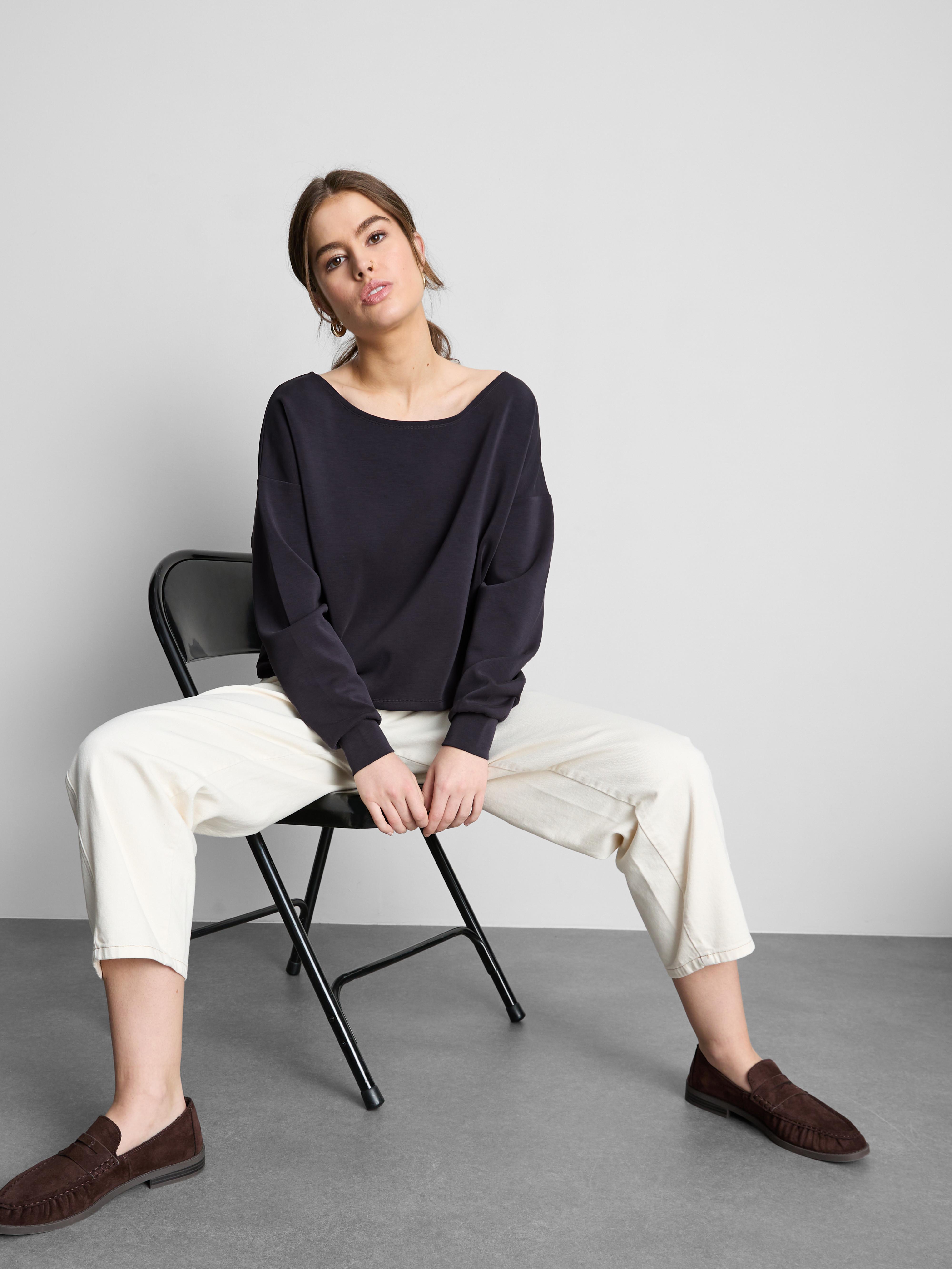 Luźna bluza o kroju z odsłoniętymi ramionami