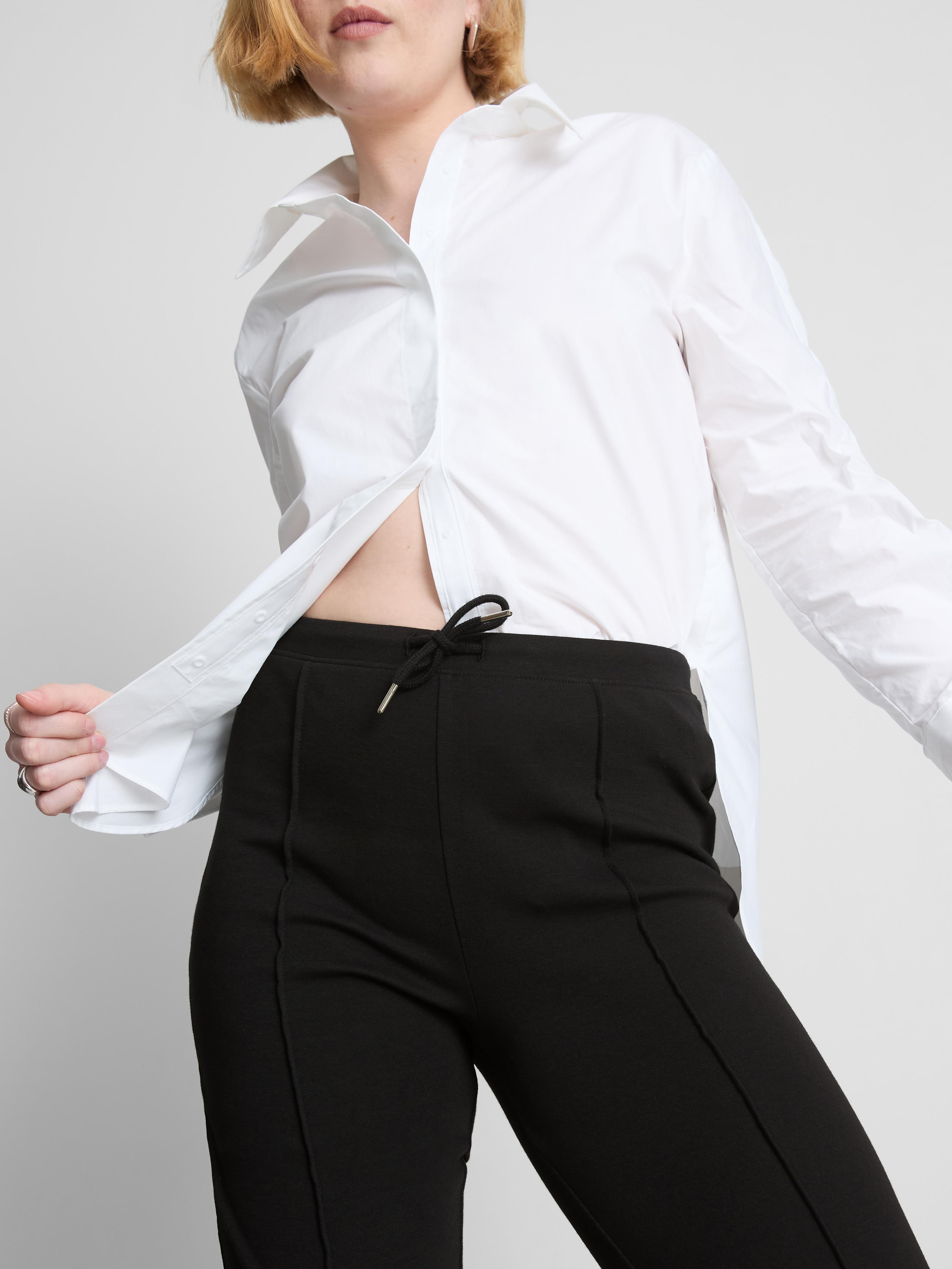 Joggers acampanados con alforzas y algodón