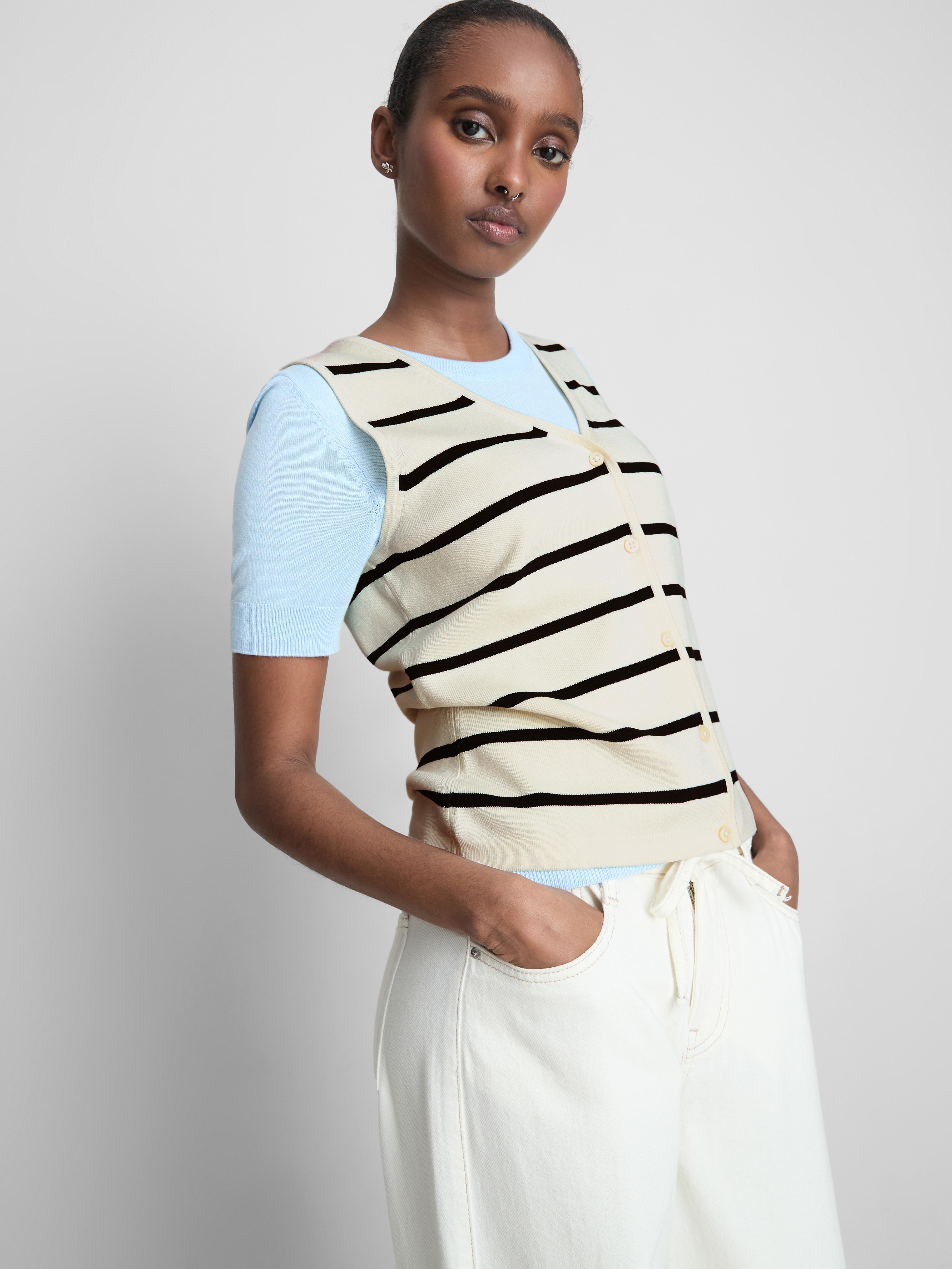 Vesta z pevného úpletu