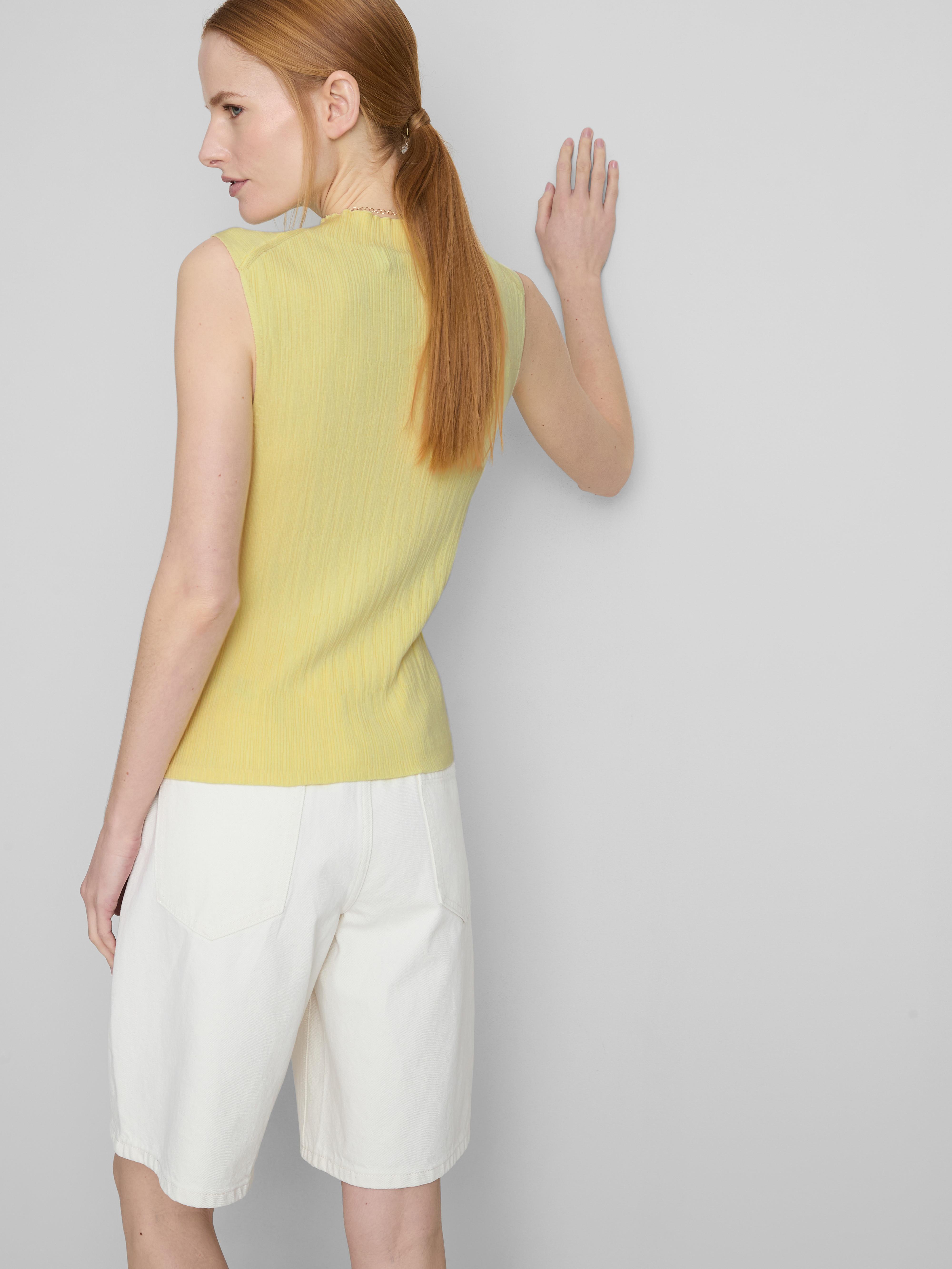 Flatteuze tanktop met textuur en hoge hals