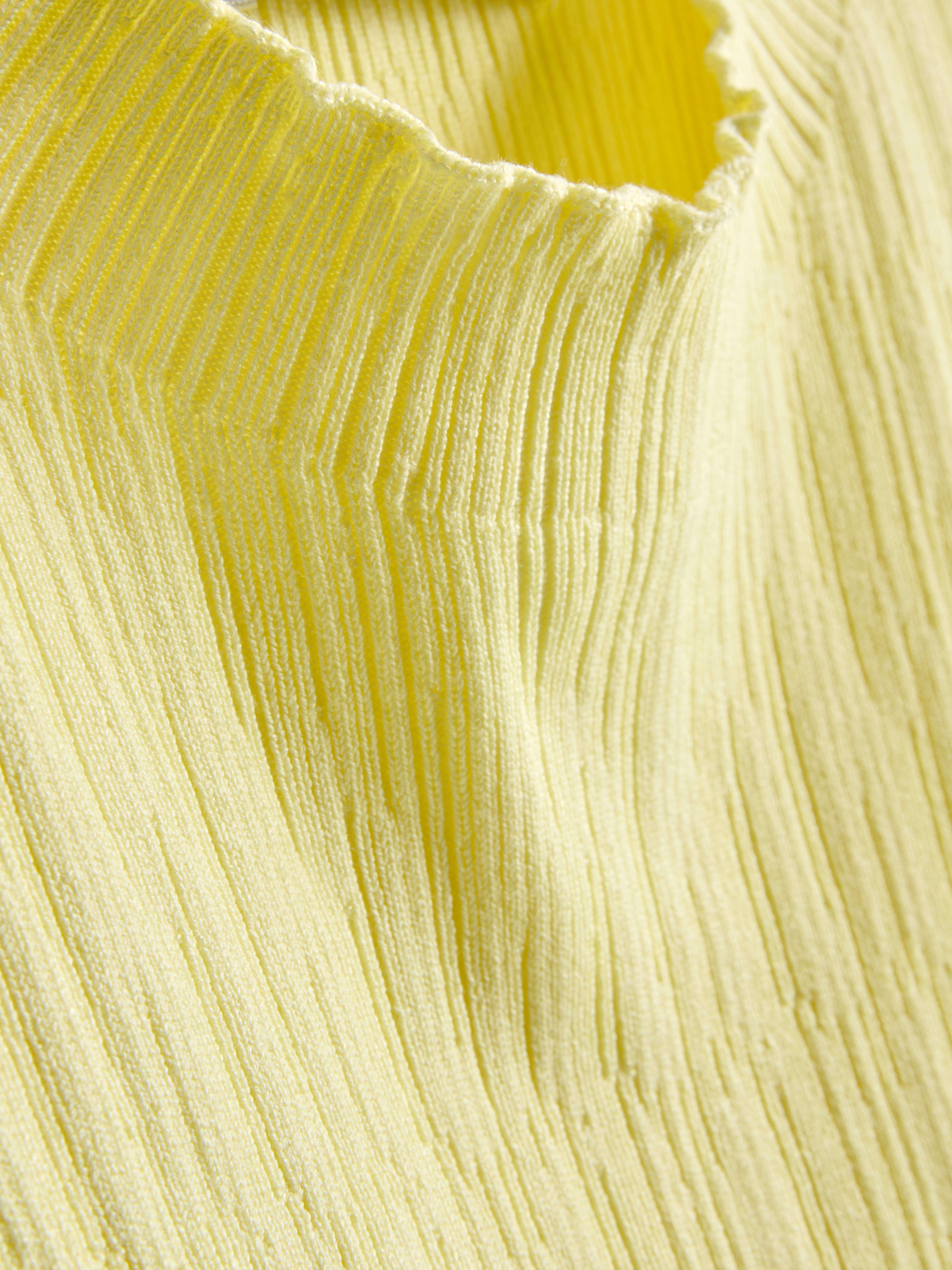 Flatteuze tanktop met textuur en hoge hals