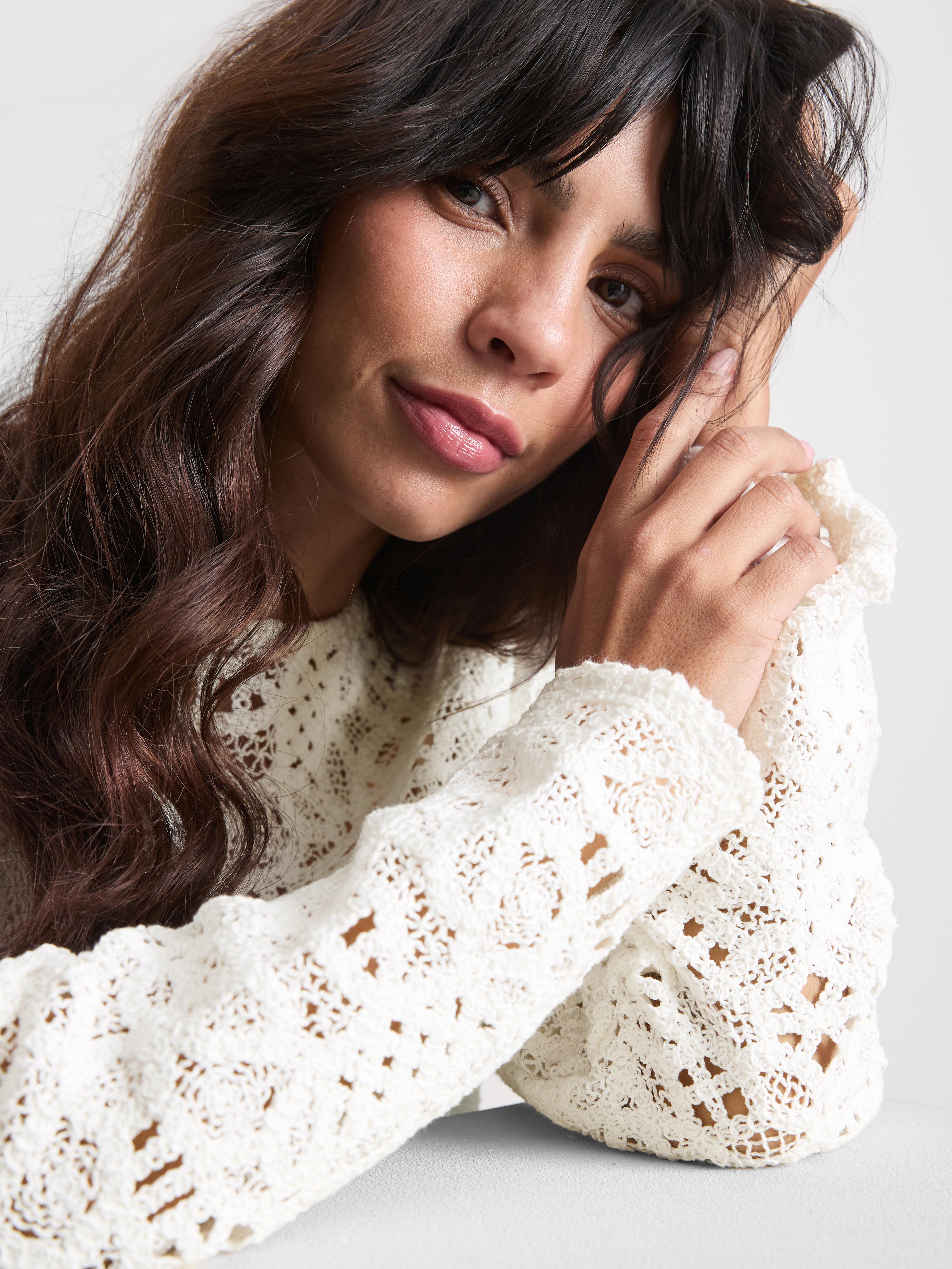 Bogaty w bawełnę szydełkowy top z długim rękawem