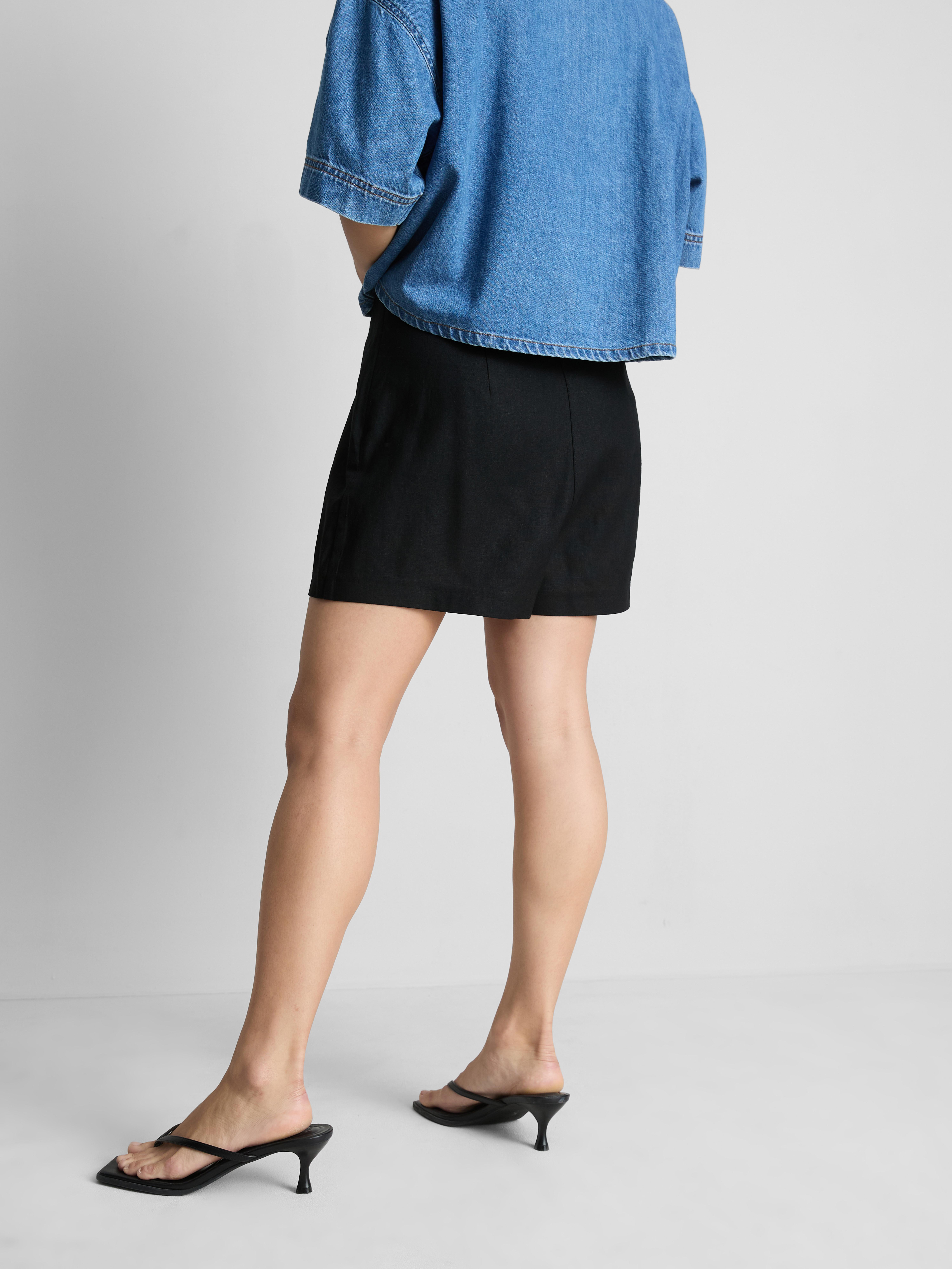 Pantaloncini pieghettati in misto lino