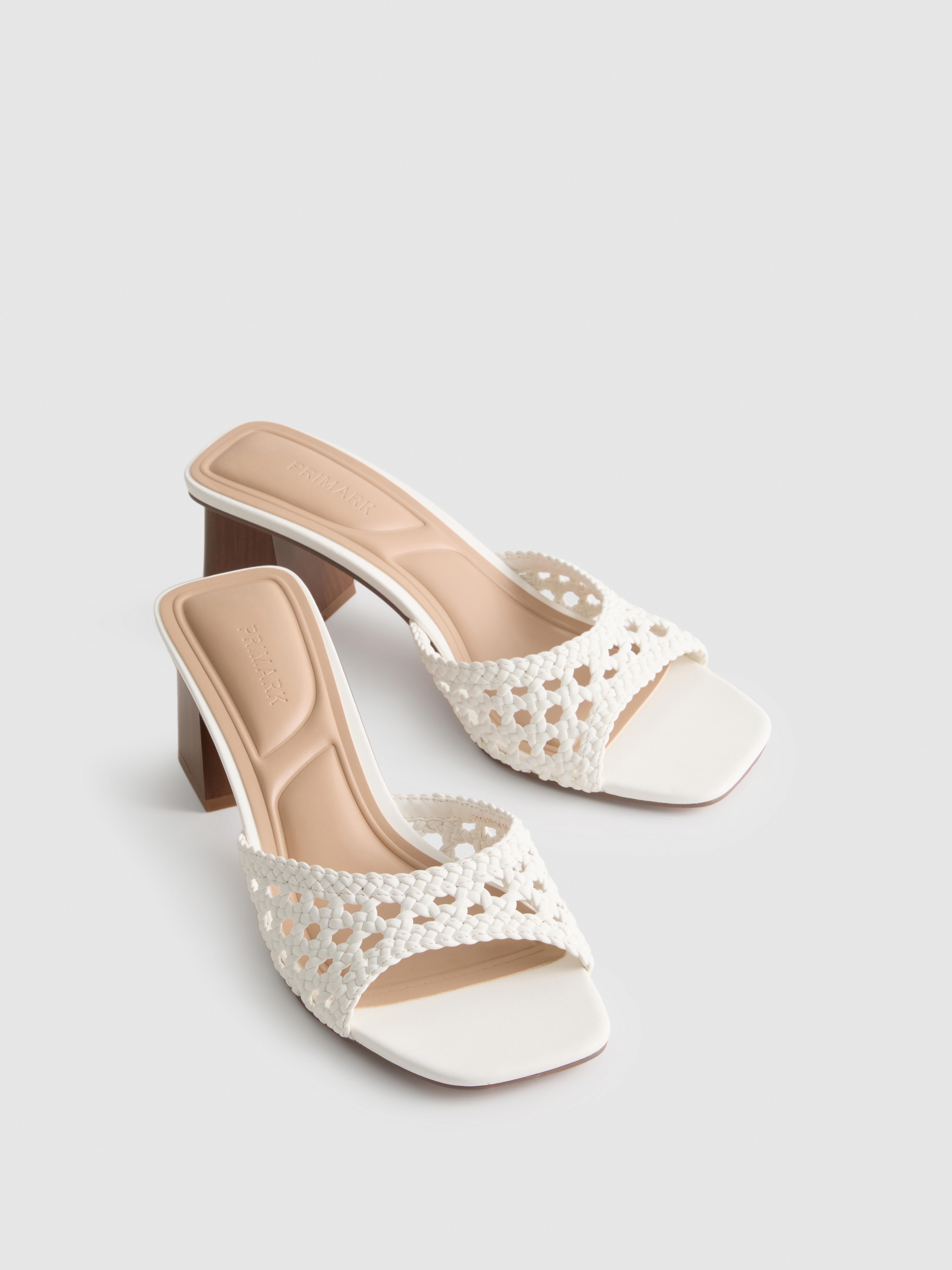 Šľapky s hranatou špičkou na hrubom podpätku