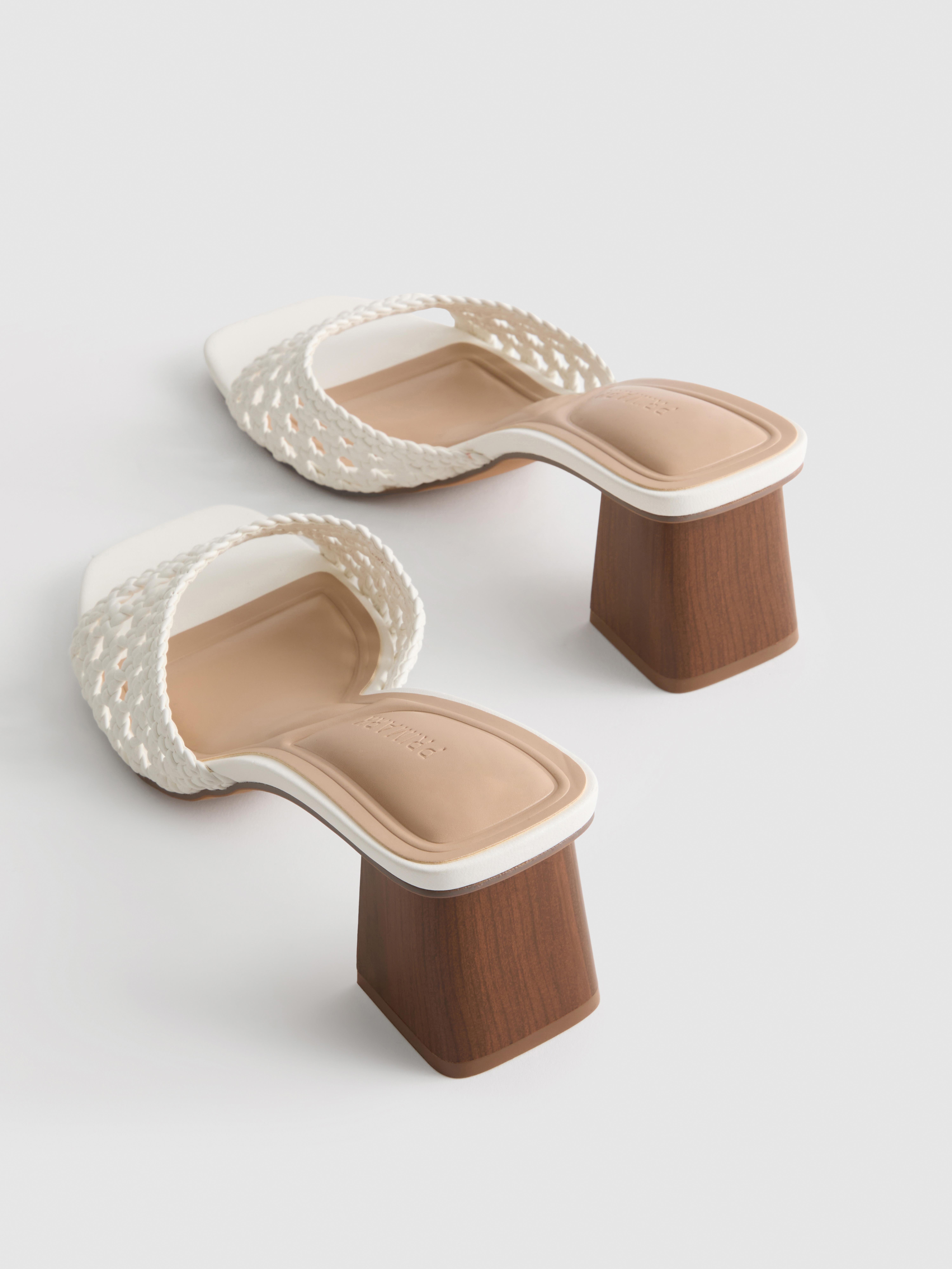 Šľapky s hranatou špičkou na hrubom podpätku