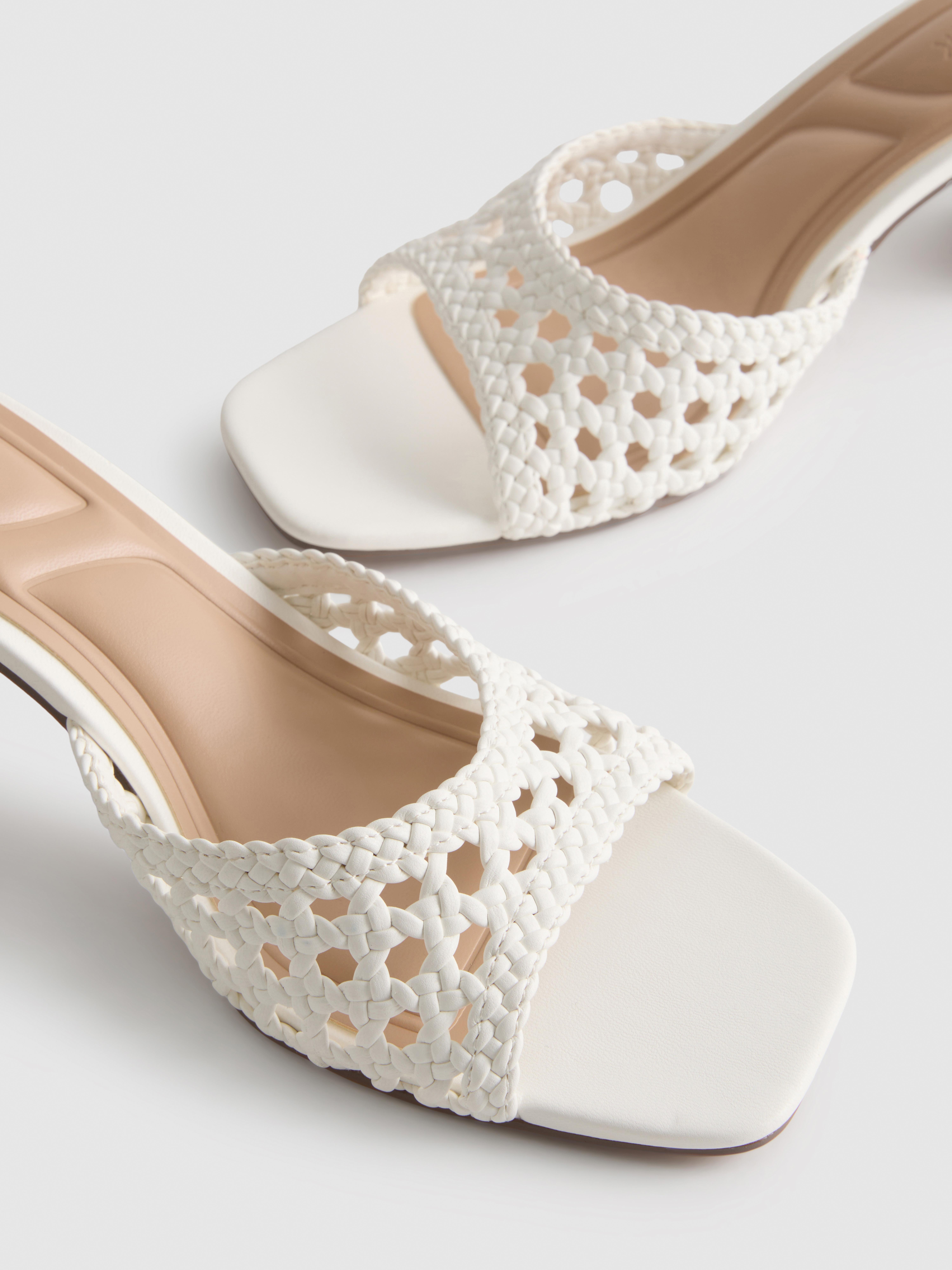 Šľapky s hranatou špičkou na hrubom podpätku