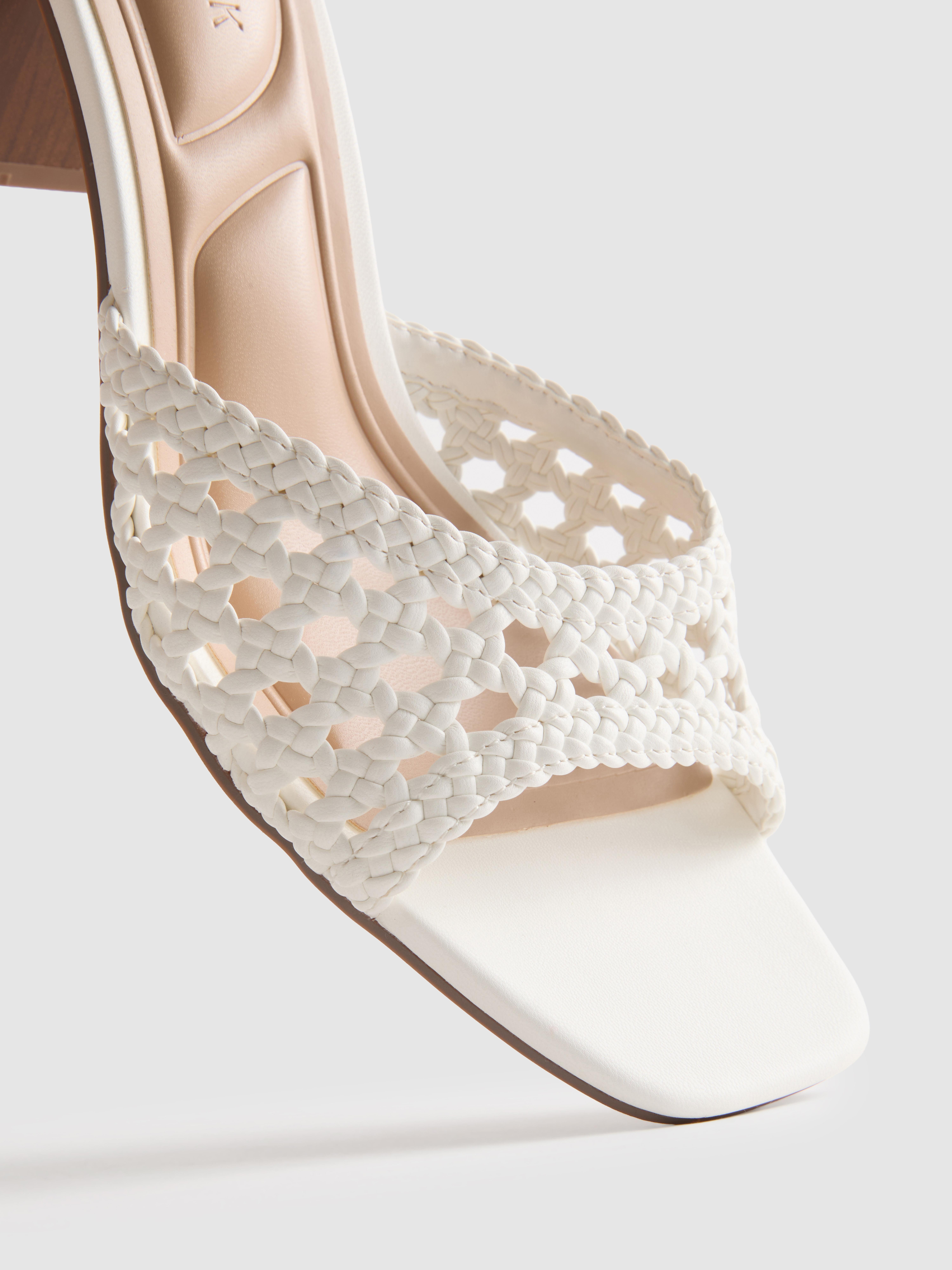 Šľapky s hranatou špičkou na hrubom podpätku