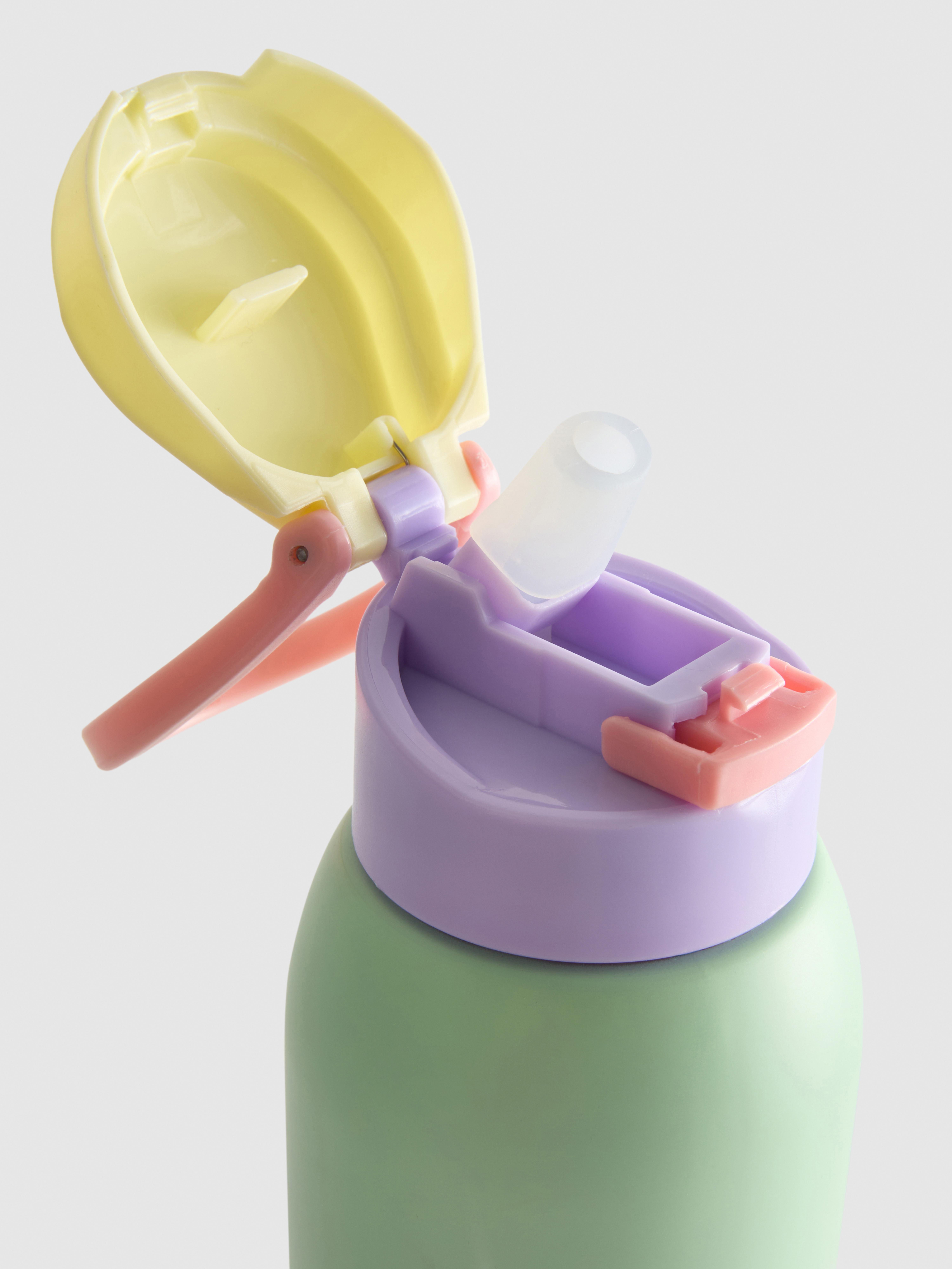 Botella de agua con bloques de color