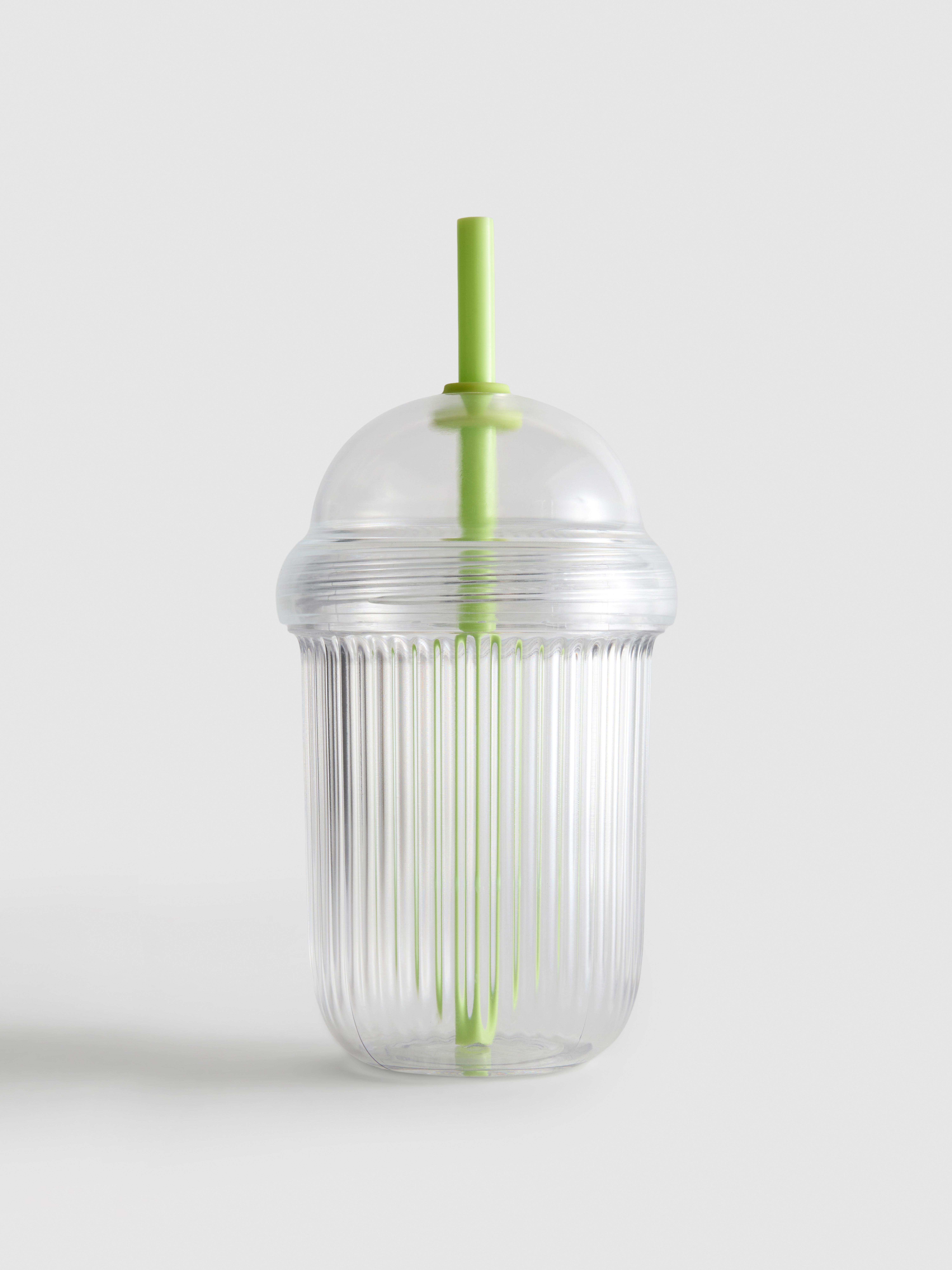 Kubek ze słomką na mrożone napoje