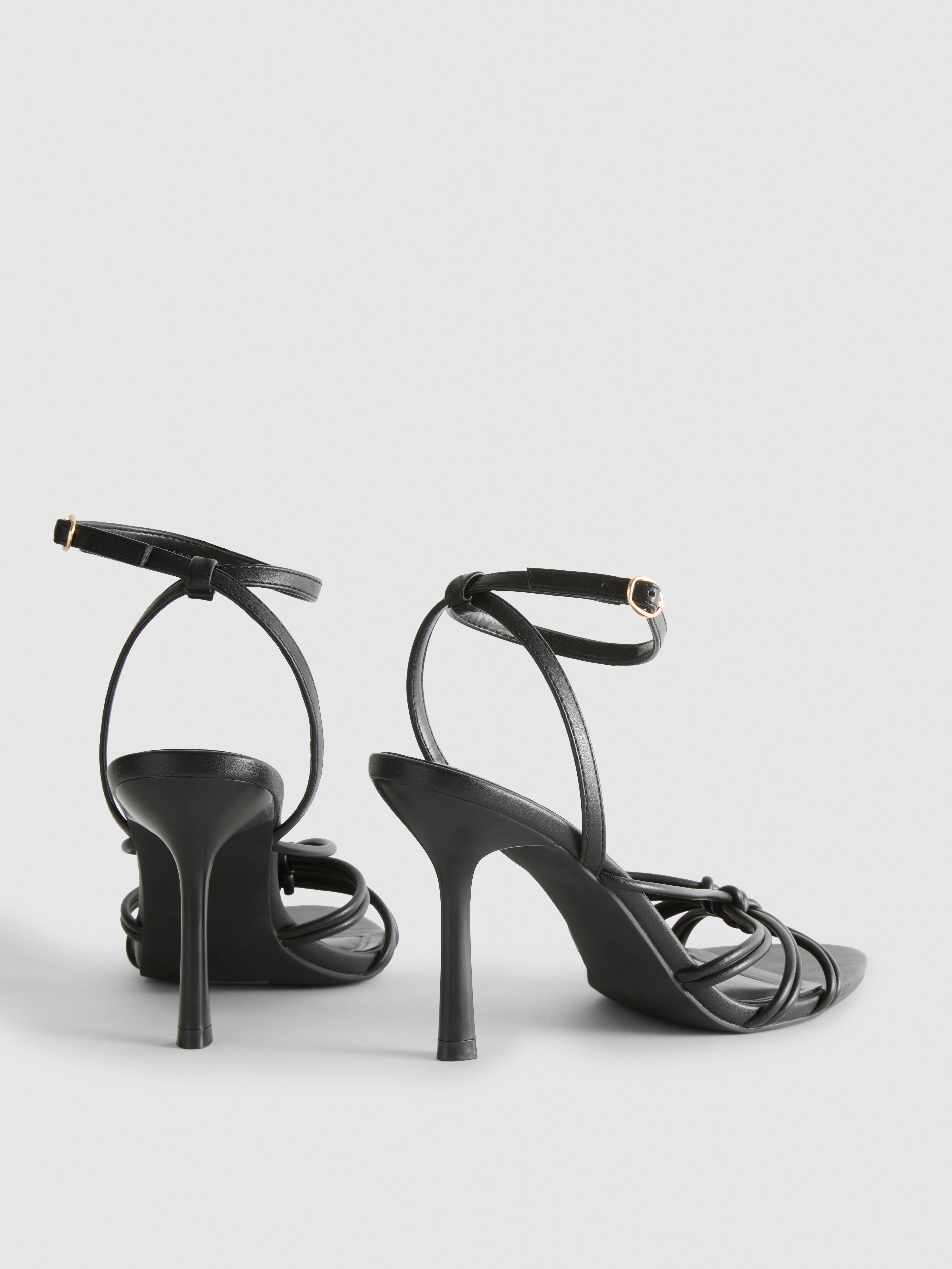 Sandalias de tacón con nudo de Paula Echevarría