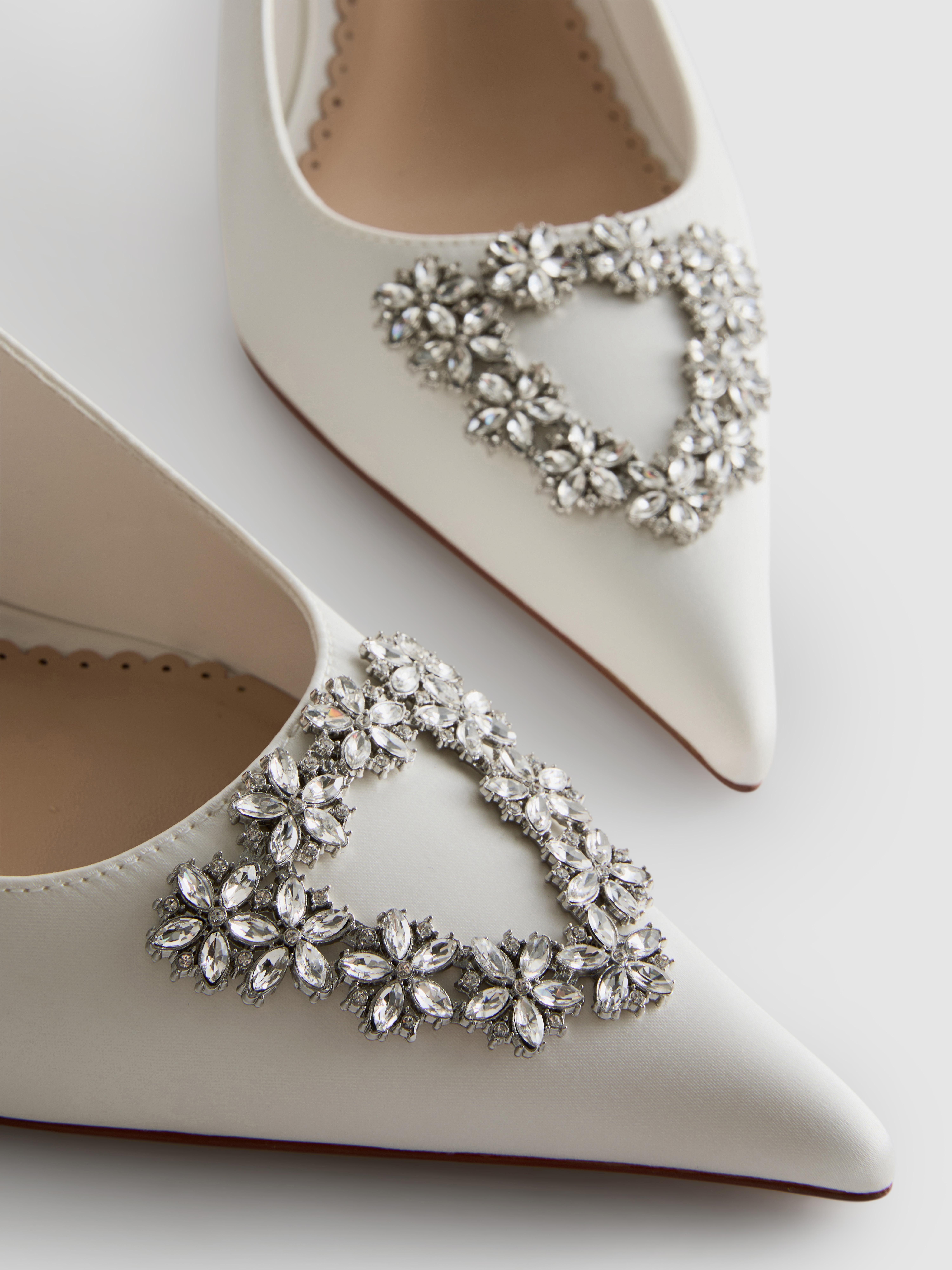 Spitze Pumps aus Satin mit Strasssteinen