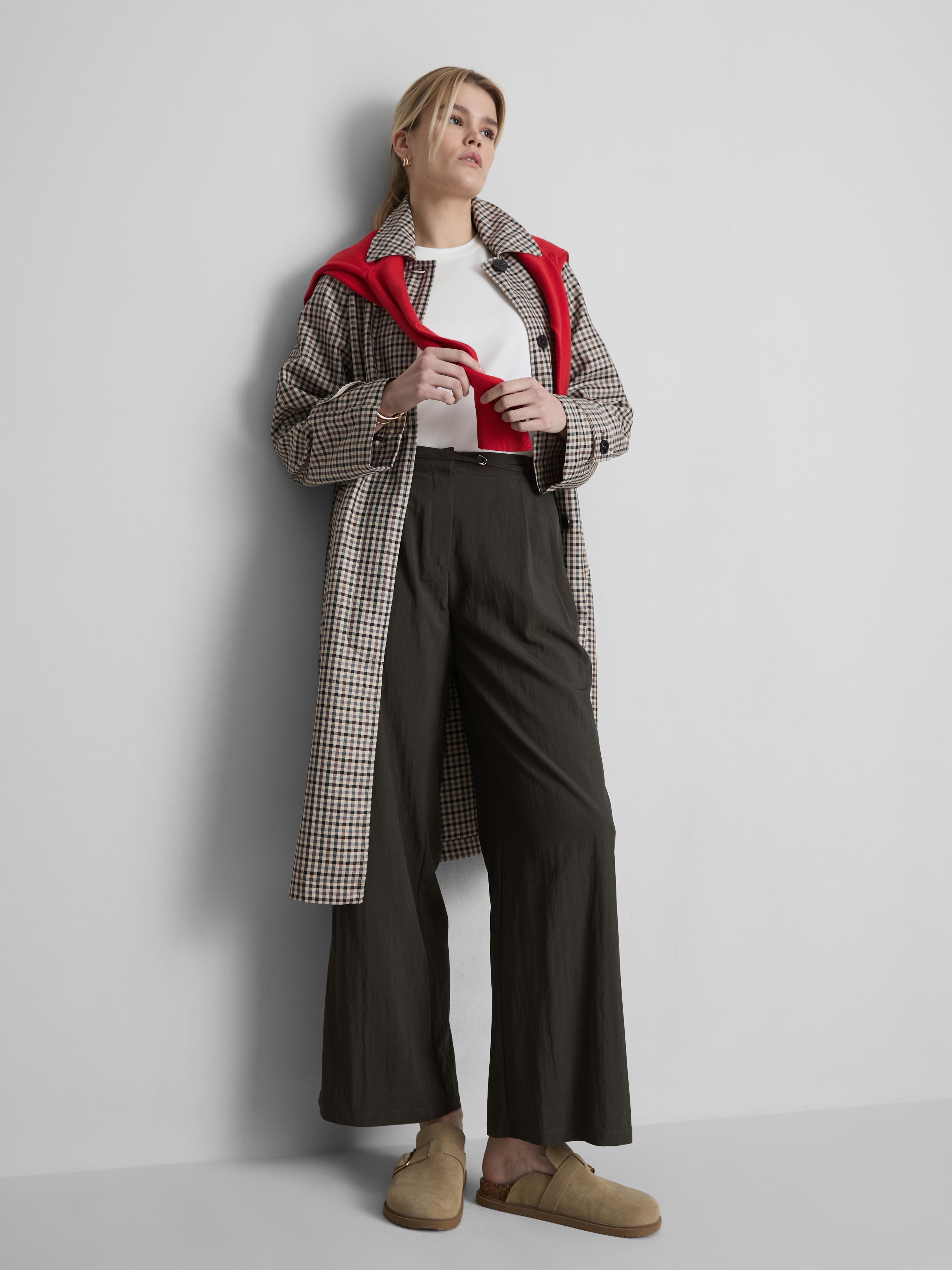 Broek met wijde pijpen en ceintuur