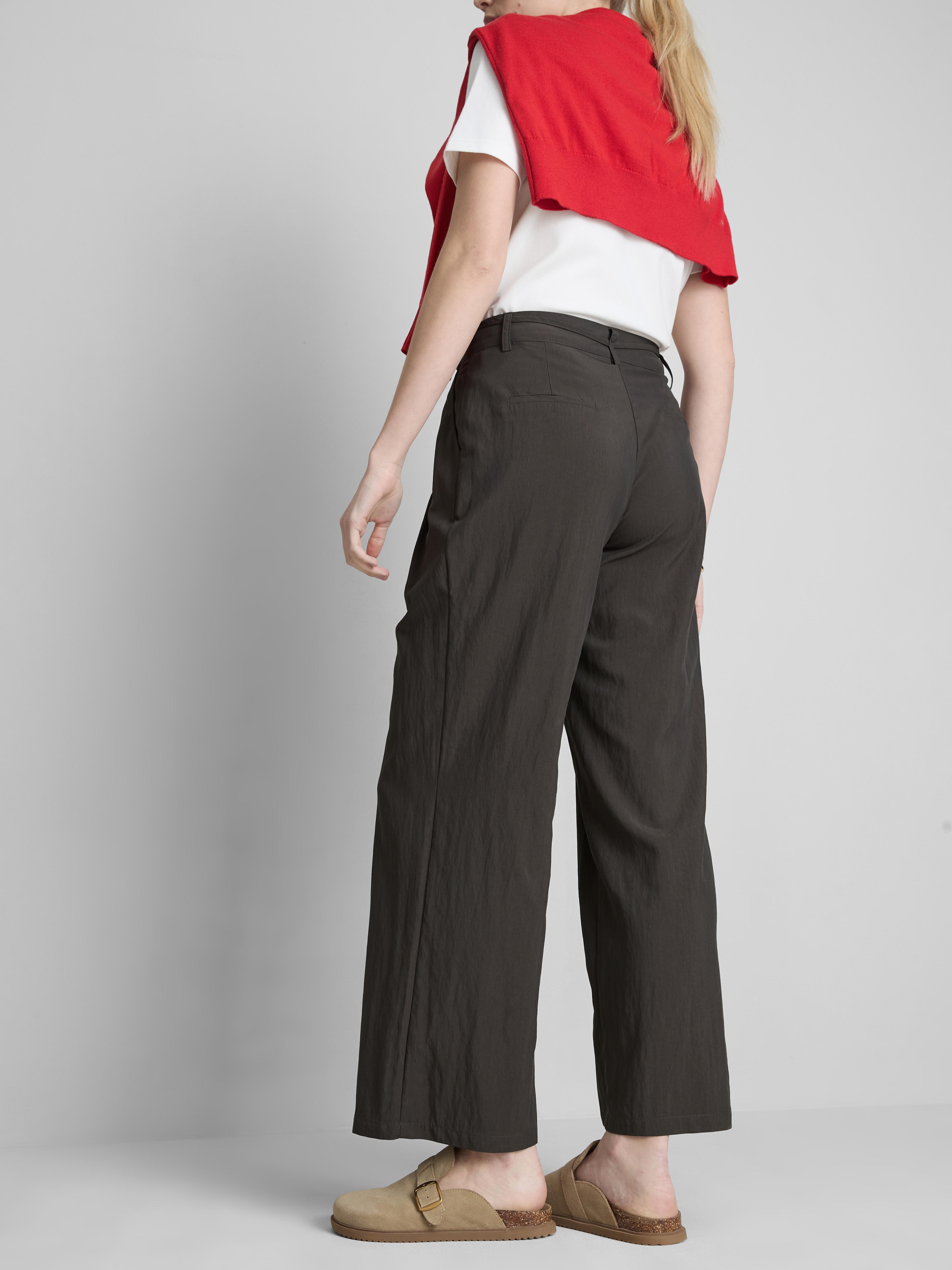Broek met wijde pijpen en ceintuur