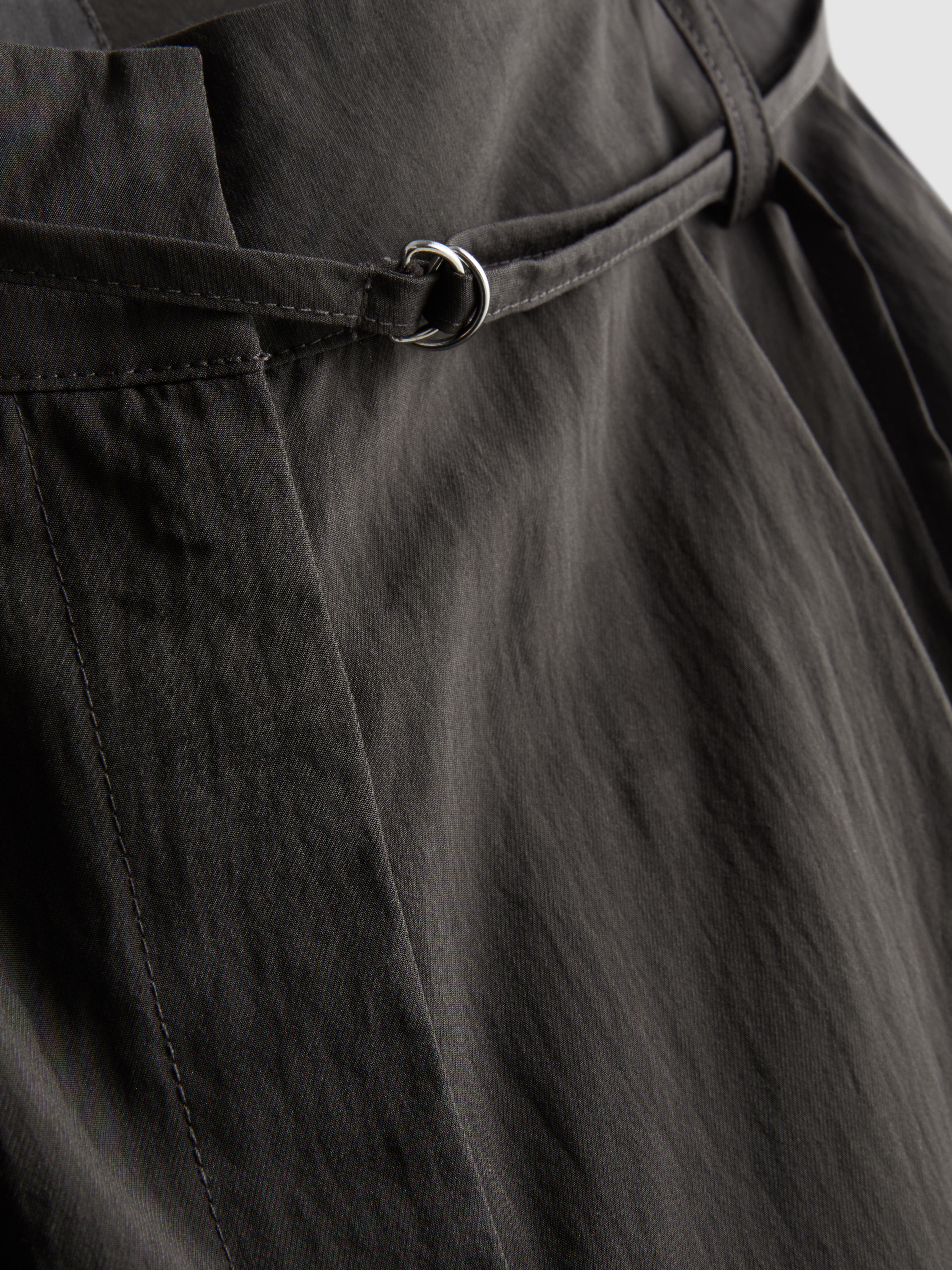 Broek met wijde pijpen en ceintuur