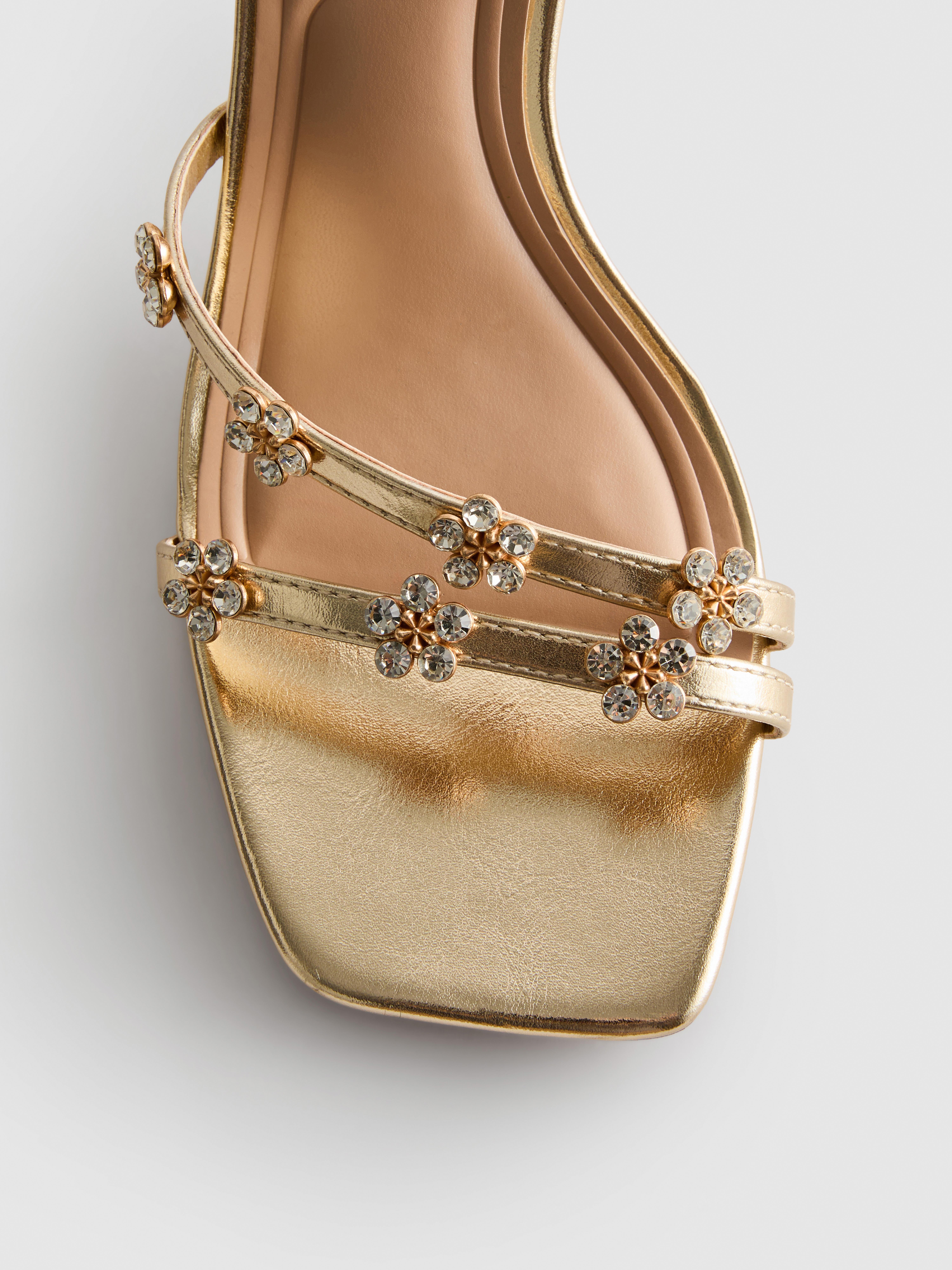 Sandales larges à talon avec fleurs à strass