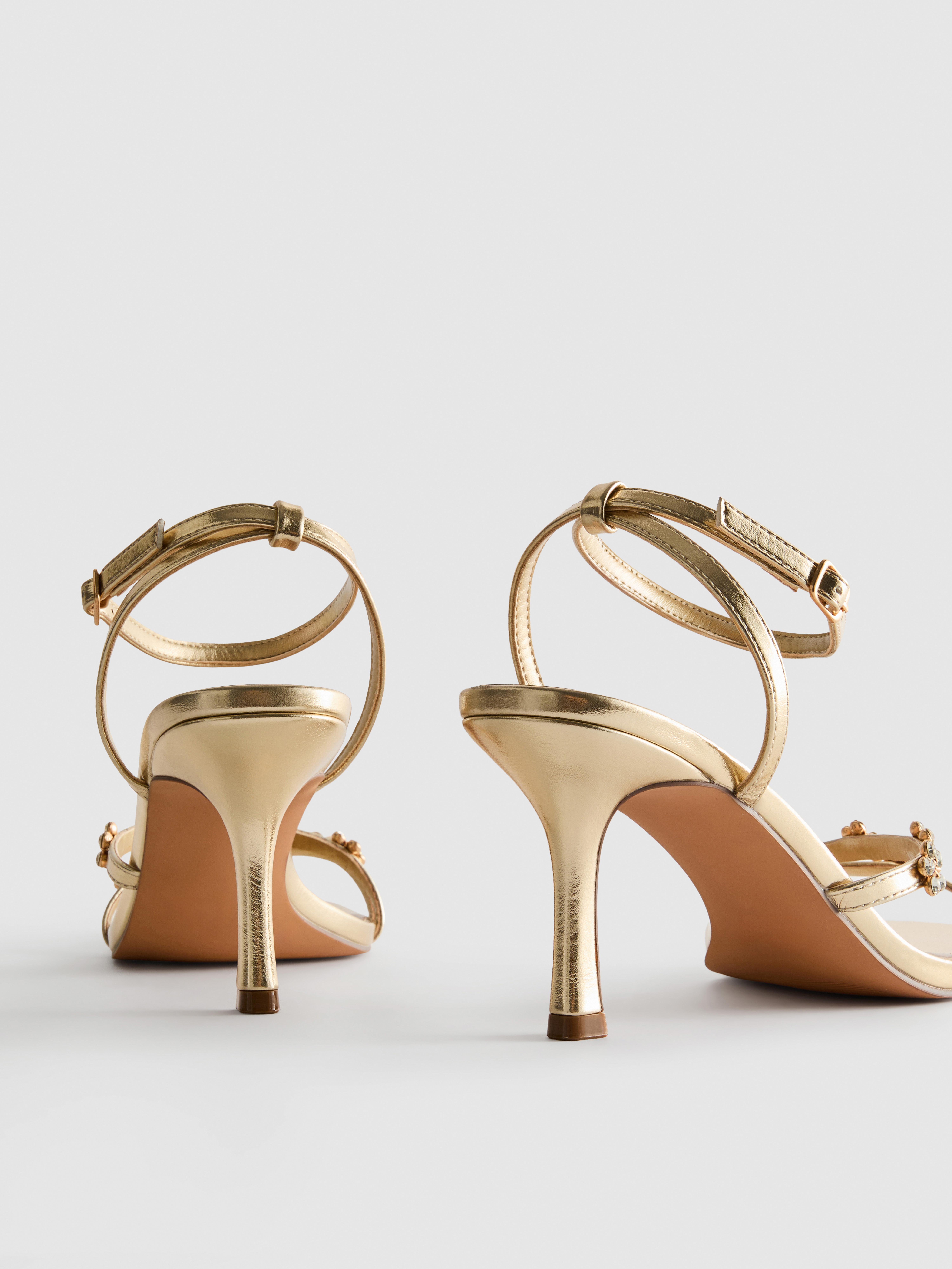 Sandales larges à talon avec fleurs à strass