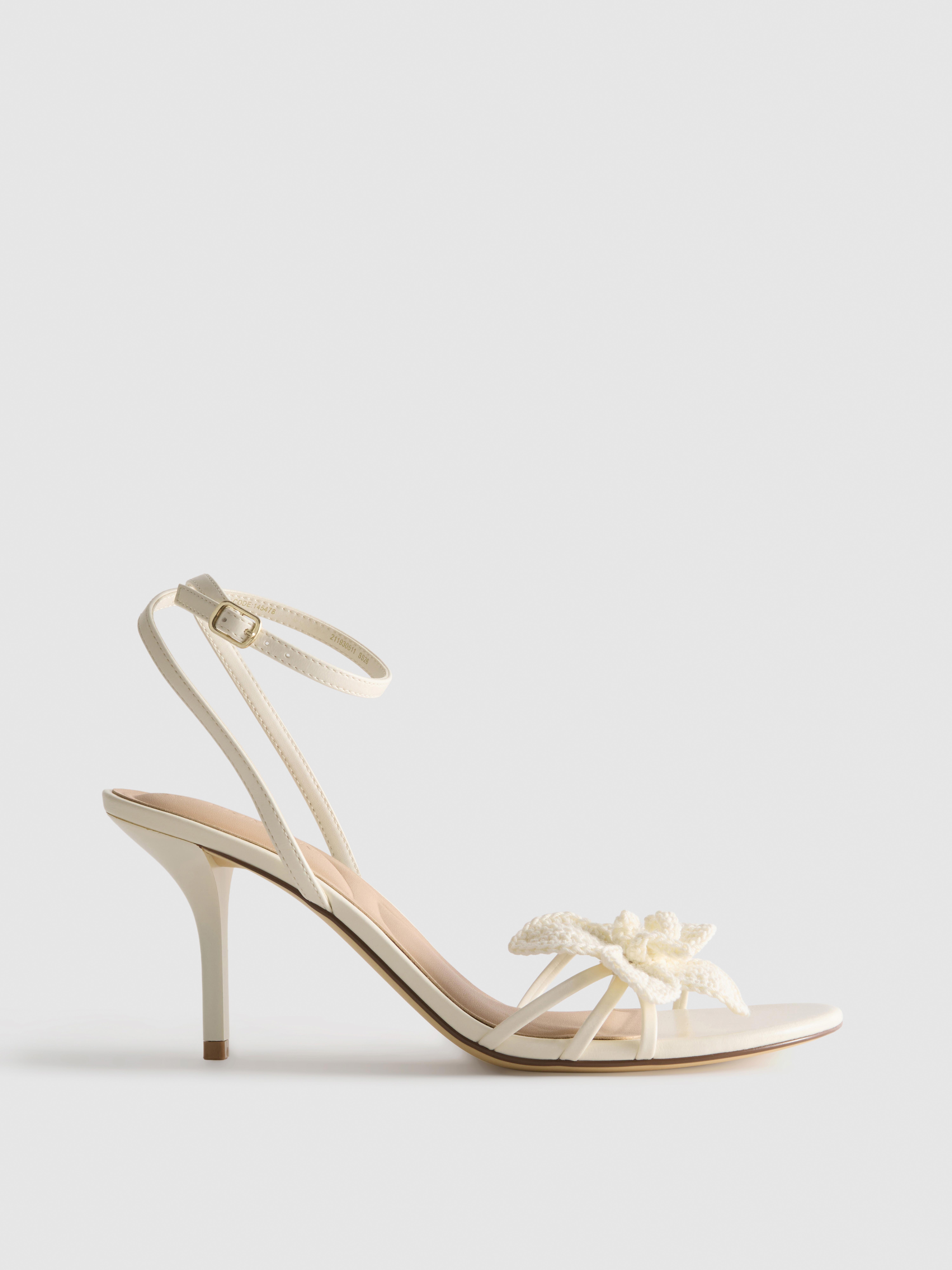 Sandali all'uncinetto tacco, fiori e cinturino