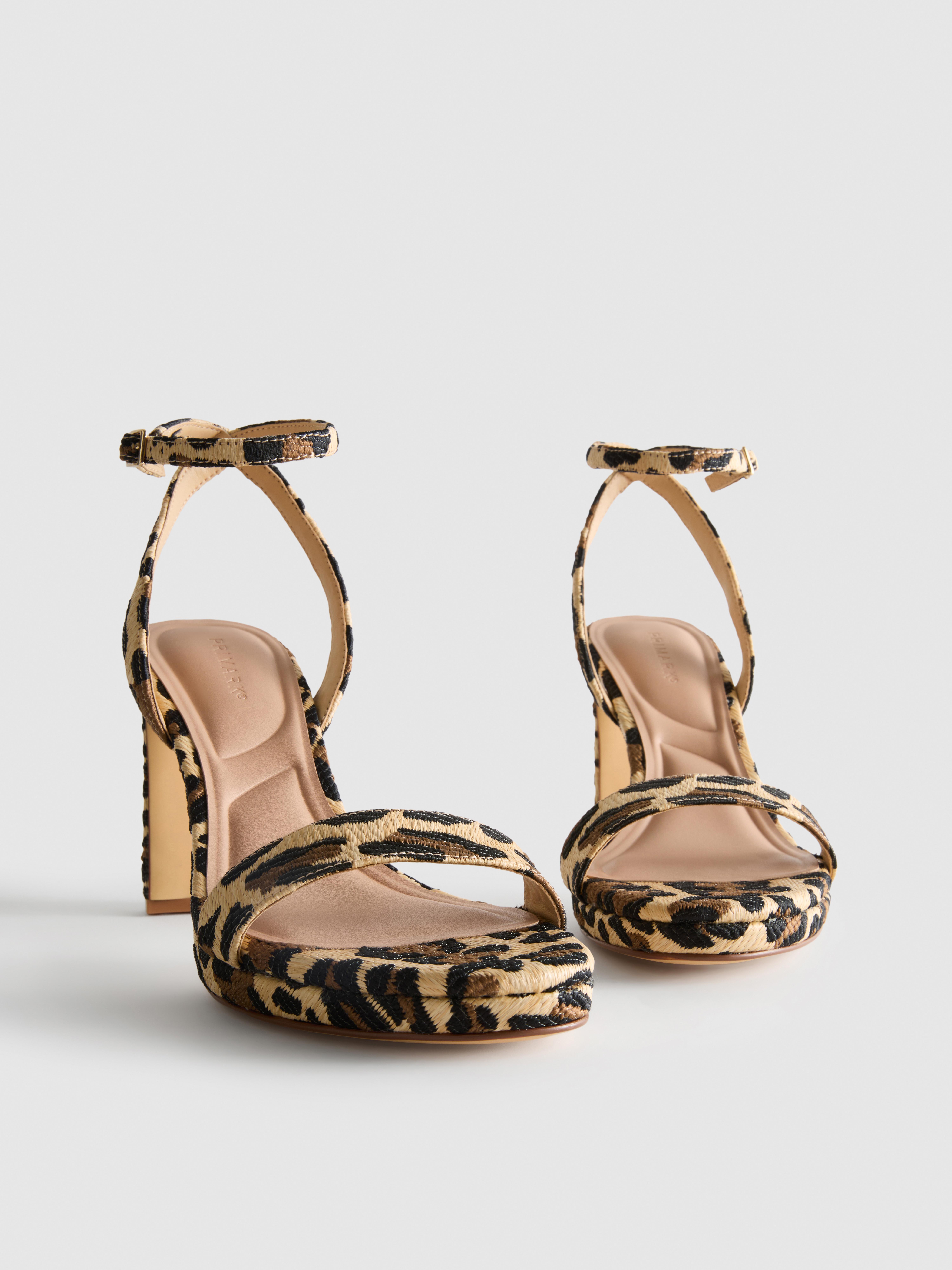 Pantofi cu toc și platformă și textură leopard