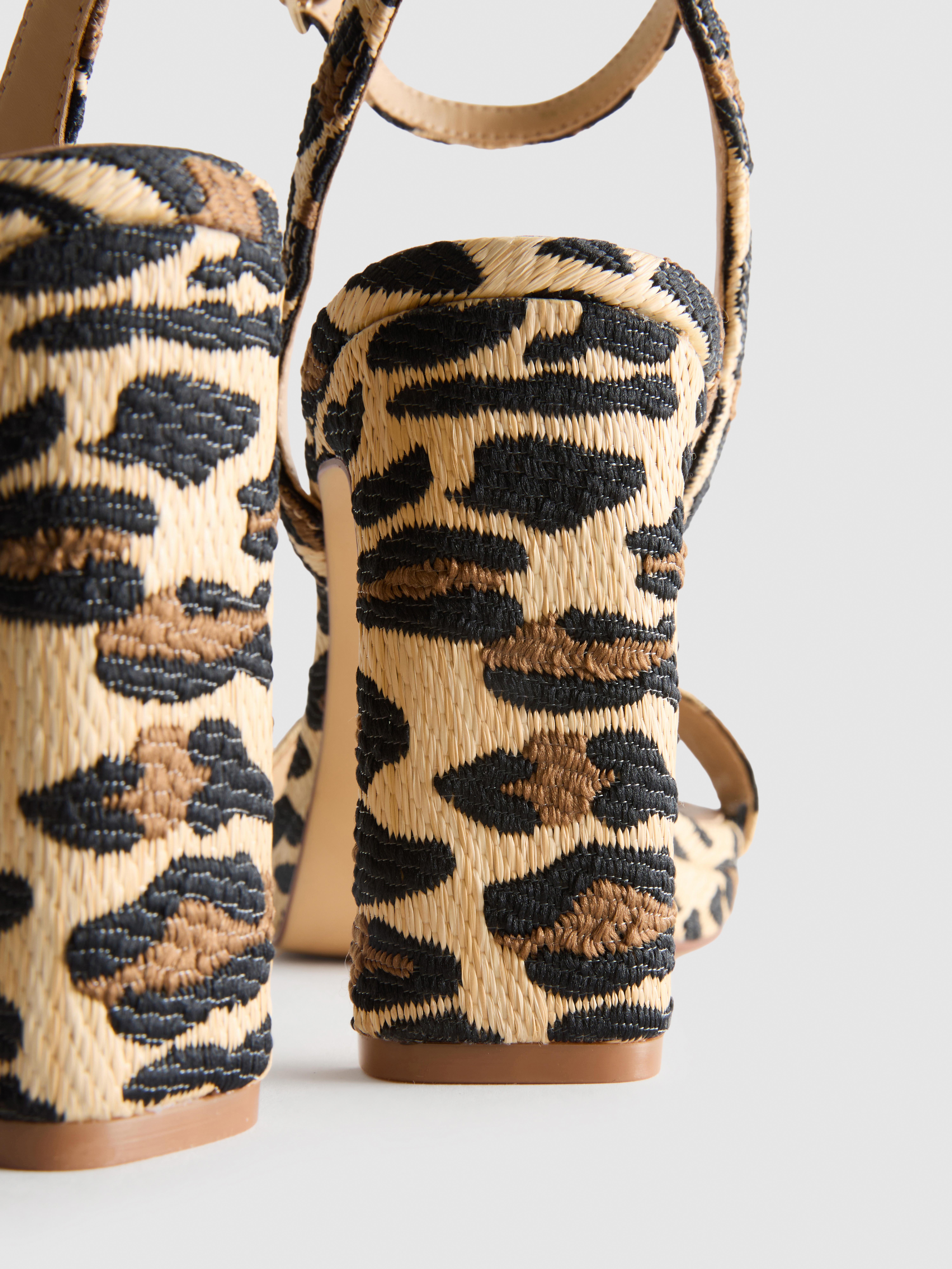 Pantofi cu toc și platformă și textură leopard