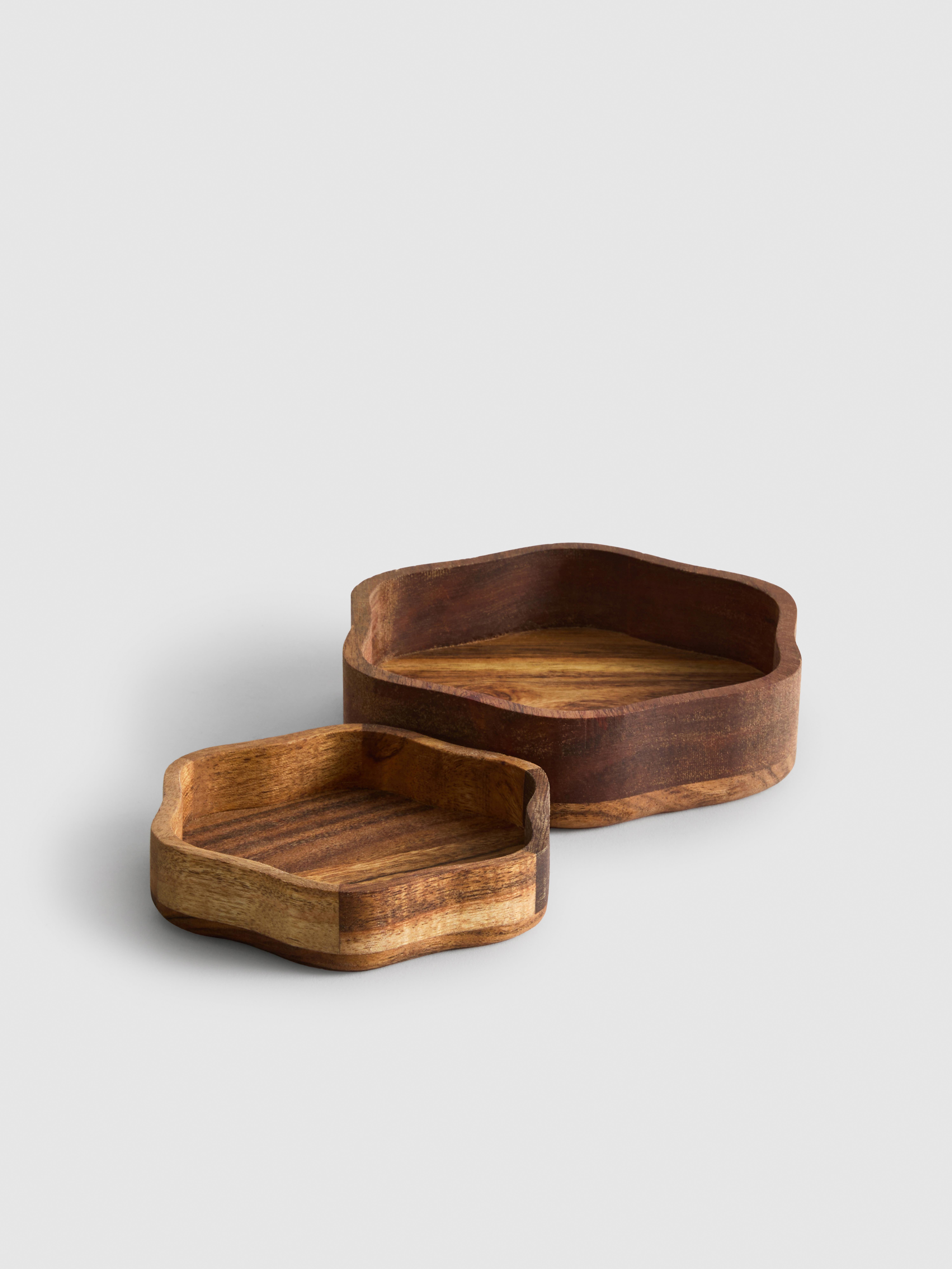 Drevené misky s vrúbkovaným okrajom, 2 ks