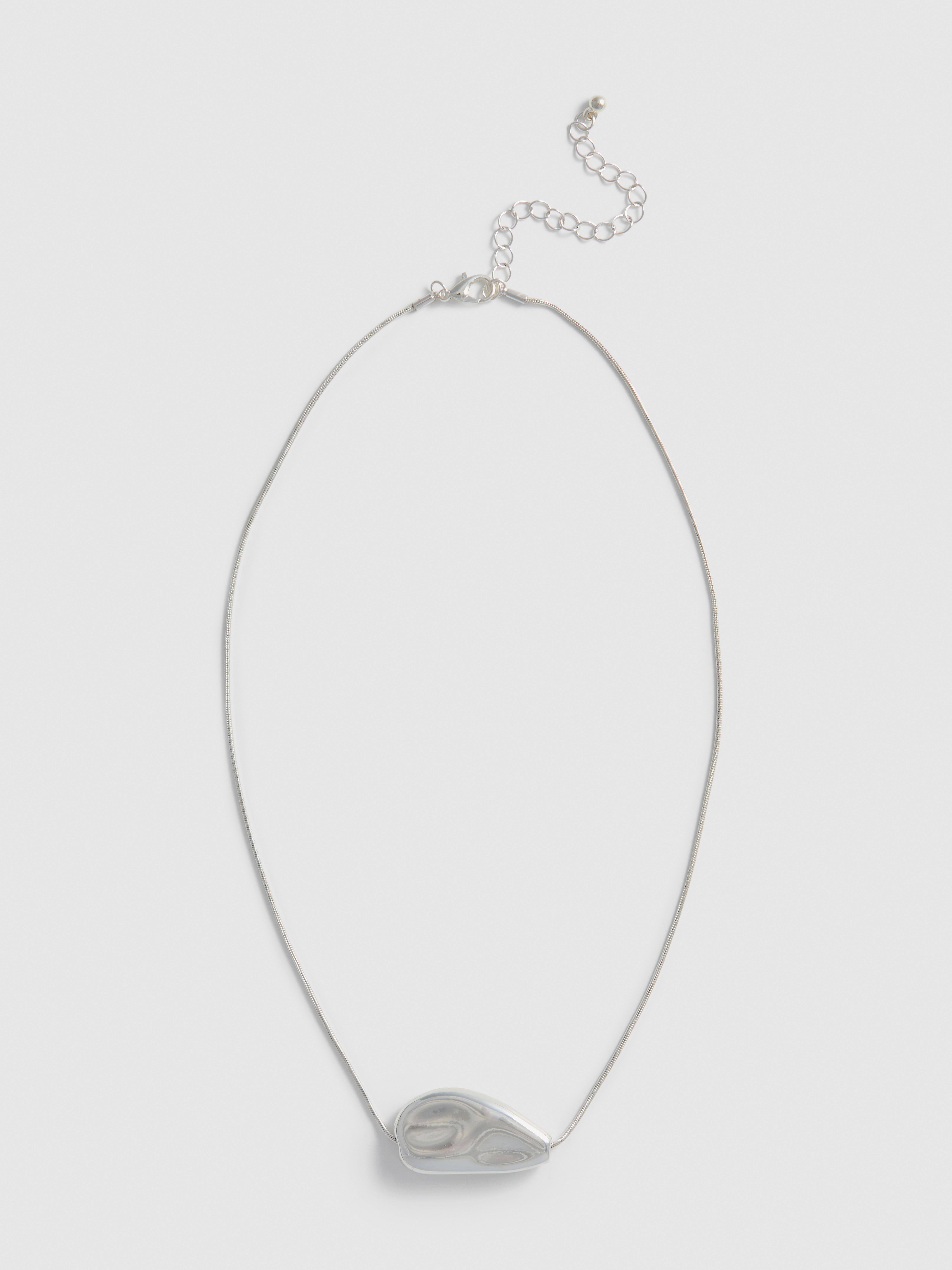 Collana con ciondolo metallizzato